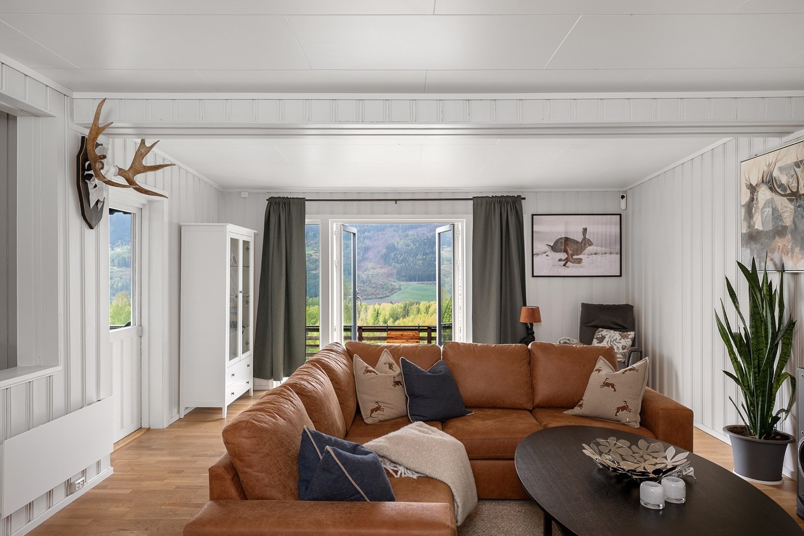 Den åpne løsningen gir god plass til en stor sofagruppe. Galleribilde