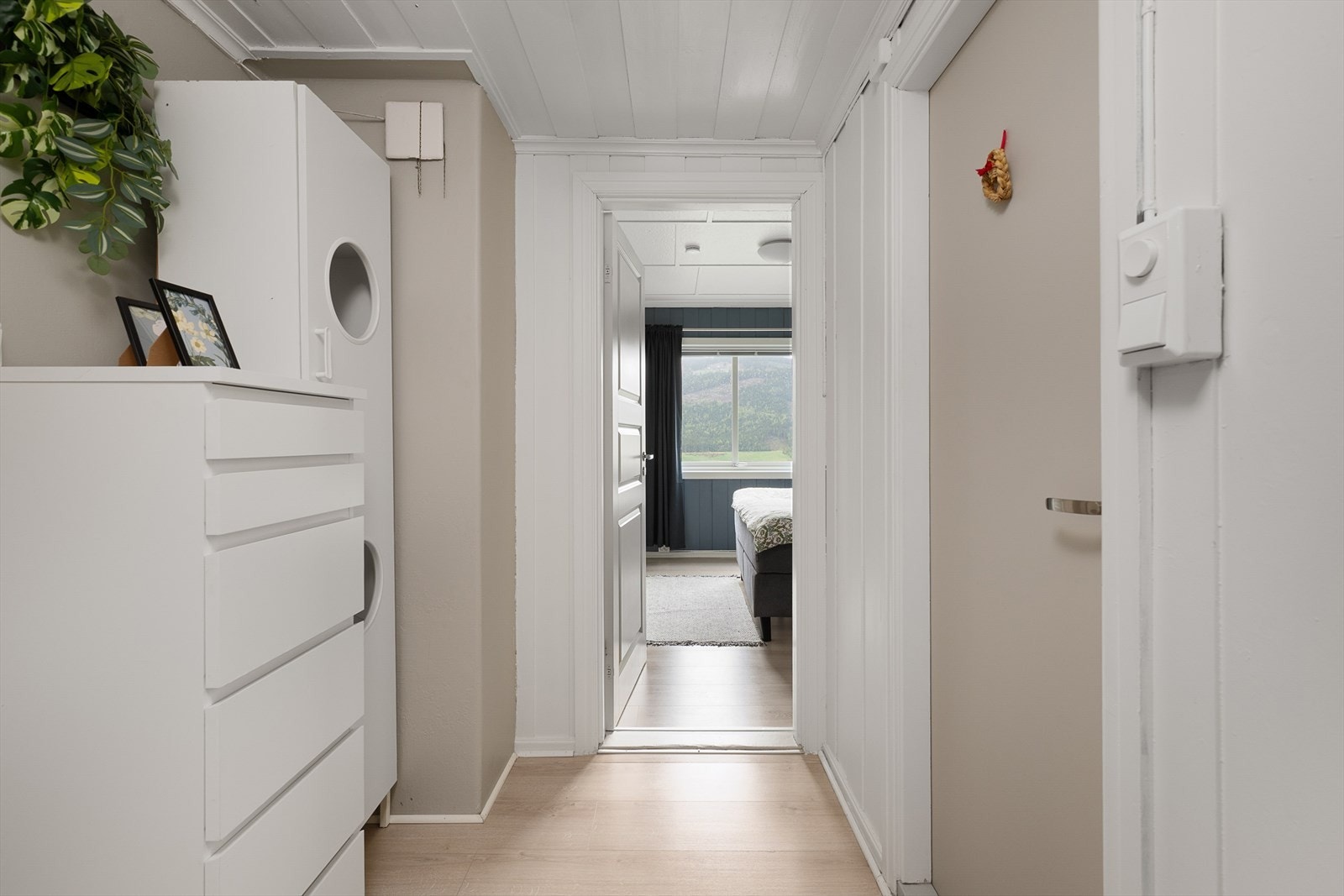En separat gang fører inn til soveromsavdelingen i første etasje. Galleribilde