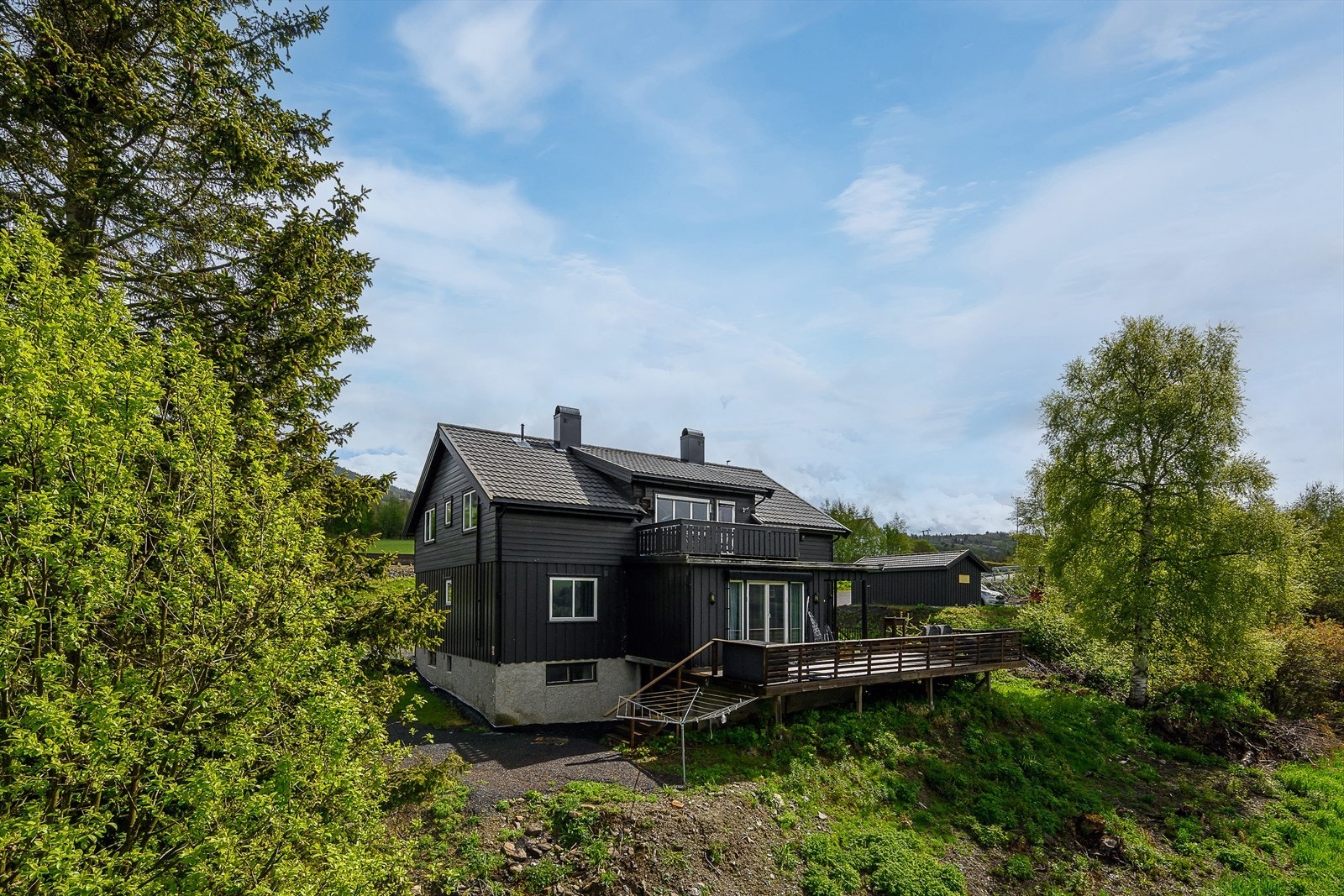 Eiendommen har to vestvendte terrasser med fin utsikt. Galleribilde