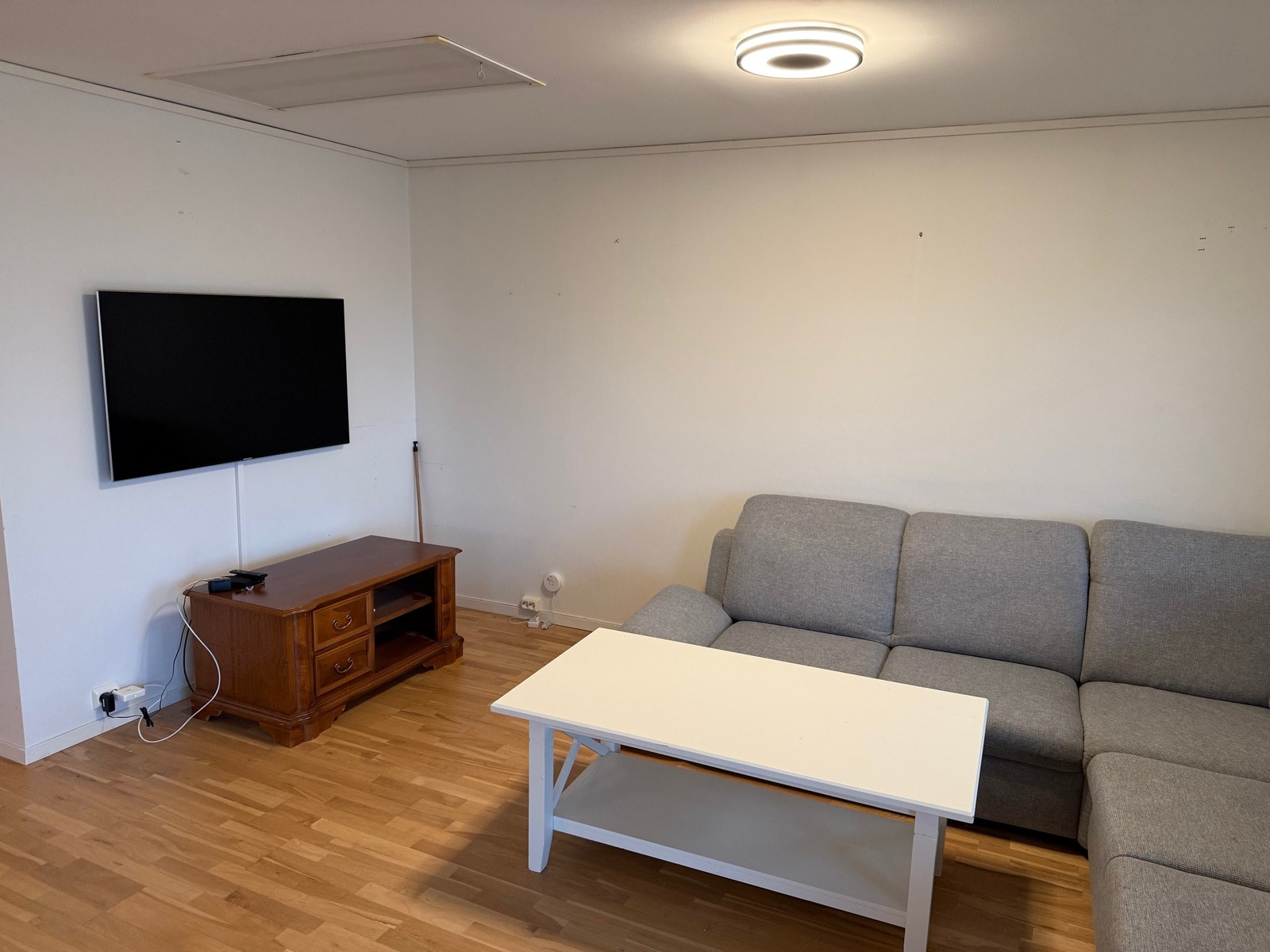Stue med loftstige til kryploft Galleribilde
