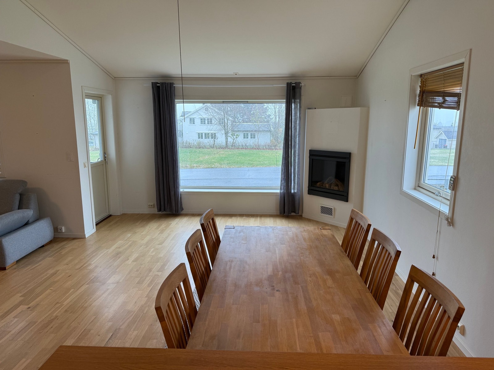 Stue med utgang til balkong. Gasspeis Galleribilde