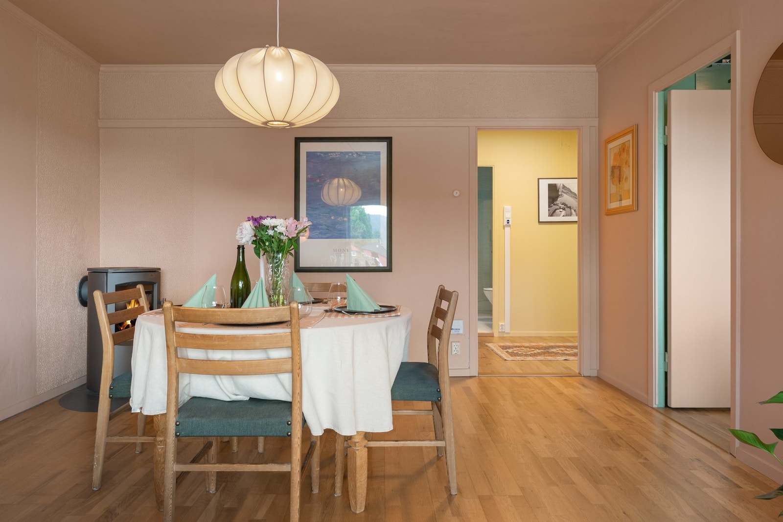 Fra stuen er det inngang til boligens soverom. Galleribilde