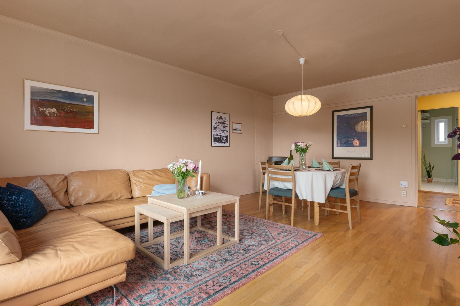 Den åpne store stuen har godt med plass til både spisebord og sofakrok. Galleribilde