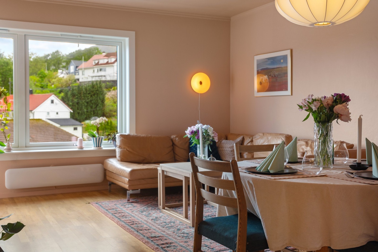 De store vindusflatene gir godt med naturlig lys inn i rommet. Galleribilde