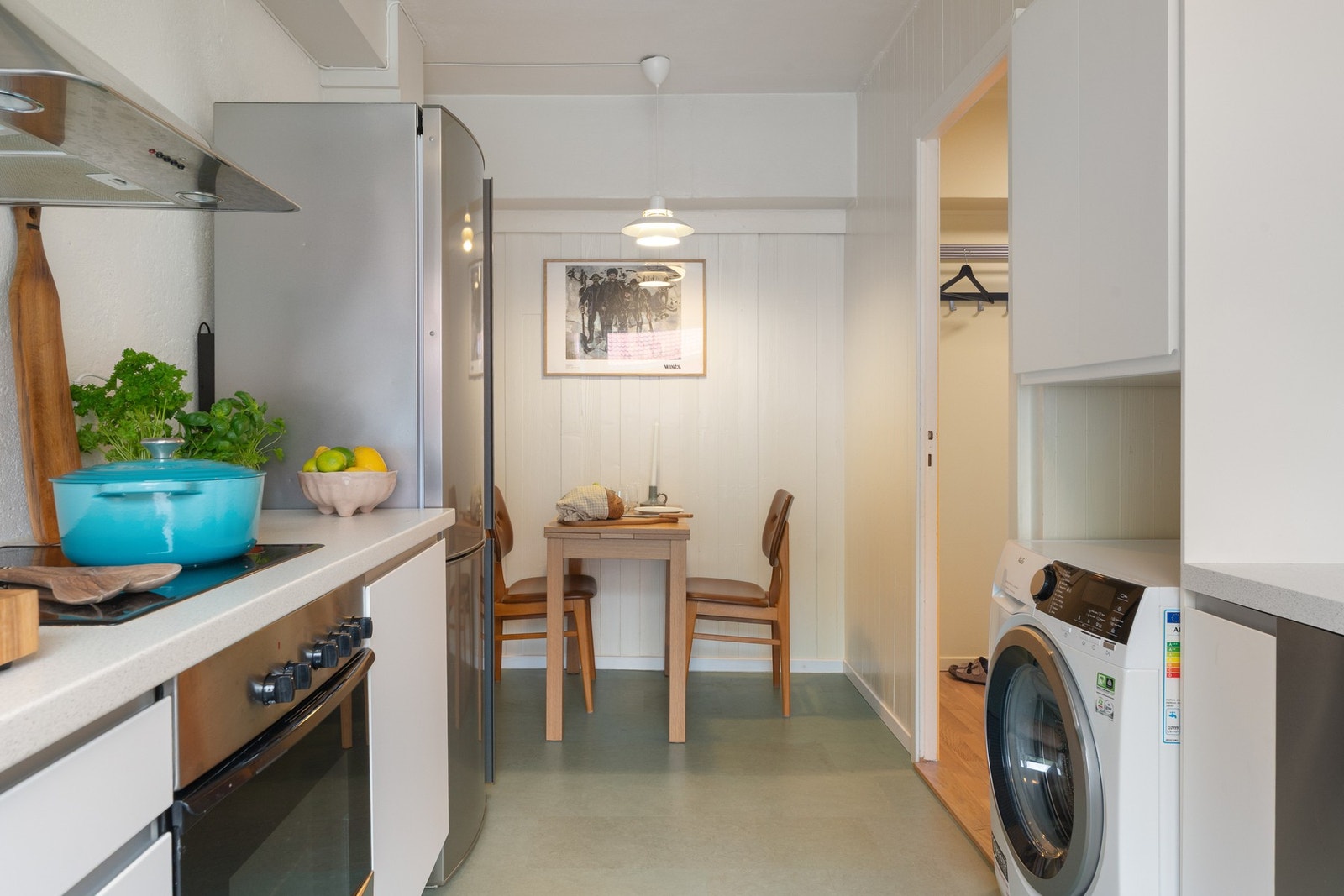 Kjøkkenet har også plass til et lite frokostbord. Galleribilde