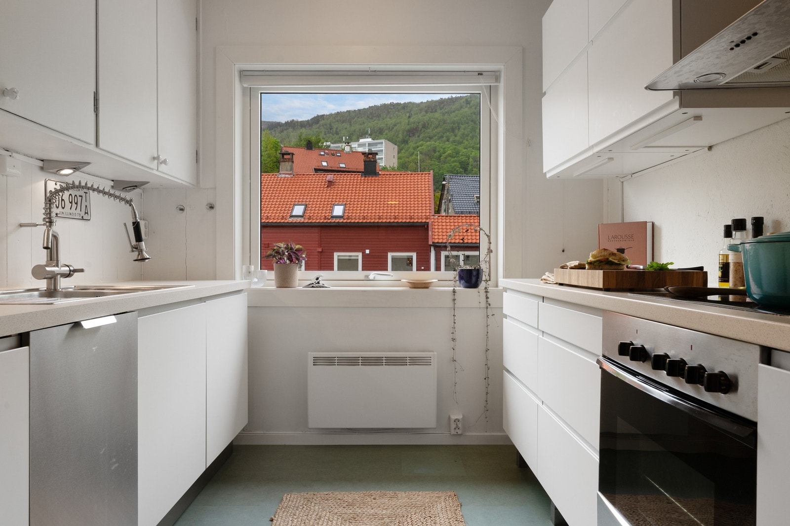Det er både oppvaskemaskin og vaskemaskin på kjøkkenet. Galleribilde