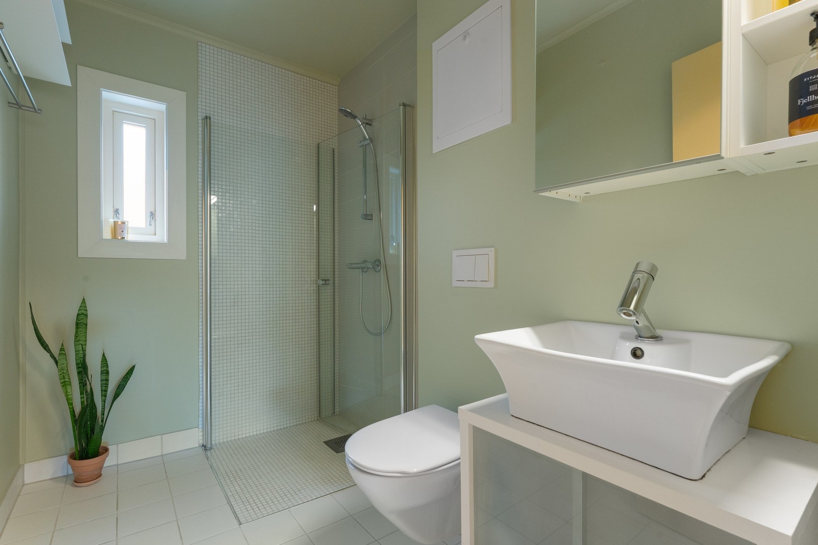 Badet er nymalt og har nytt vindu, samt vifte. Galleribilde