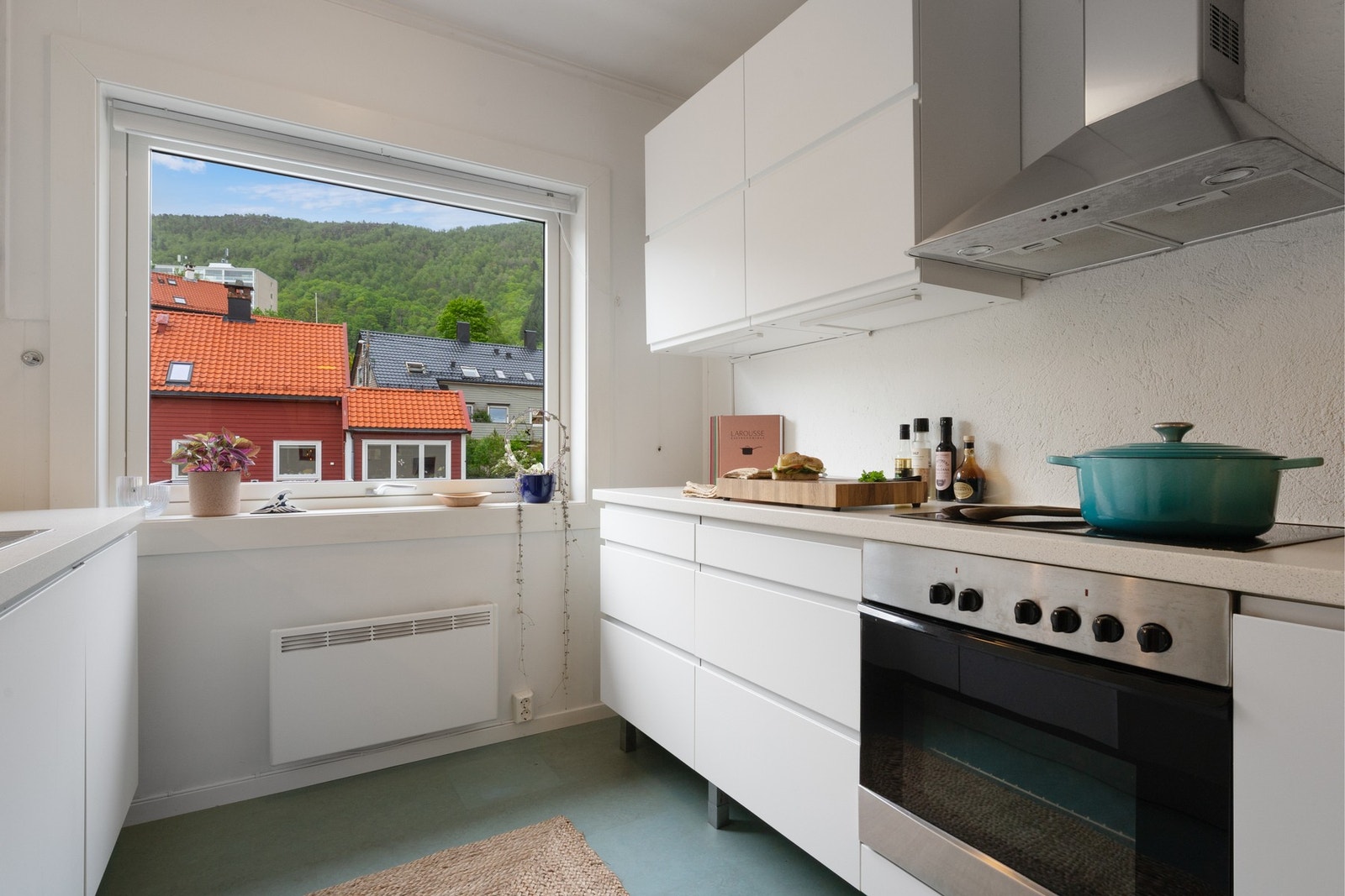 Her er det mye lagringsmuligheter i skuffer og skap. Galleribilde