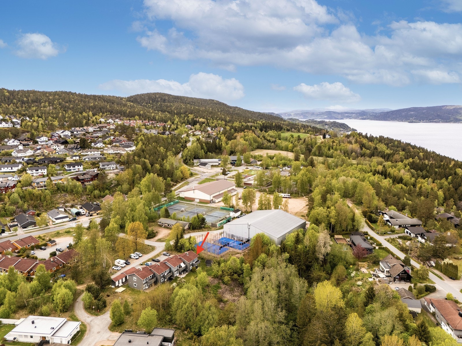 Fra Ebbestad er det kort vei til Svelvik sentrum med bil. Galleribilde