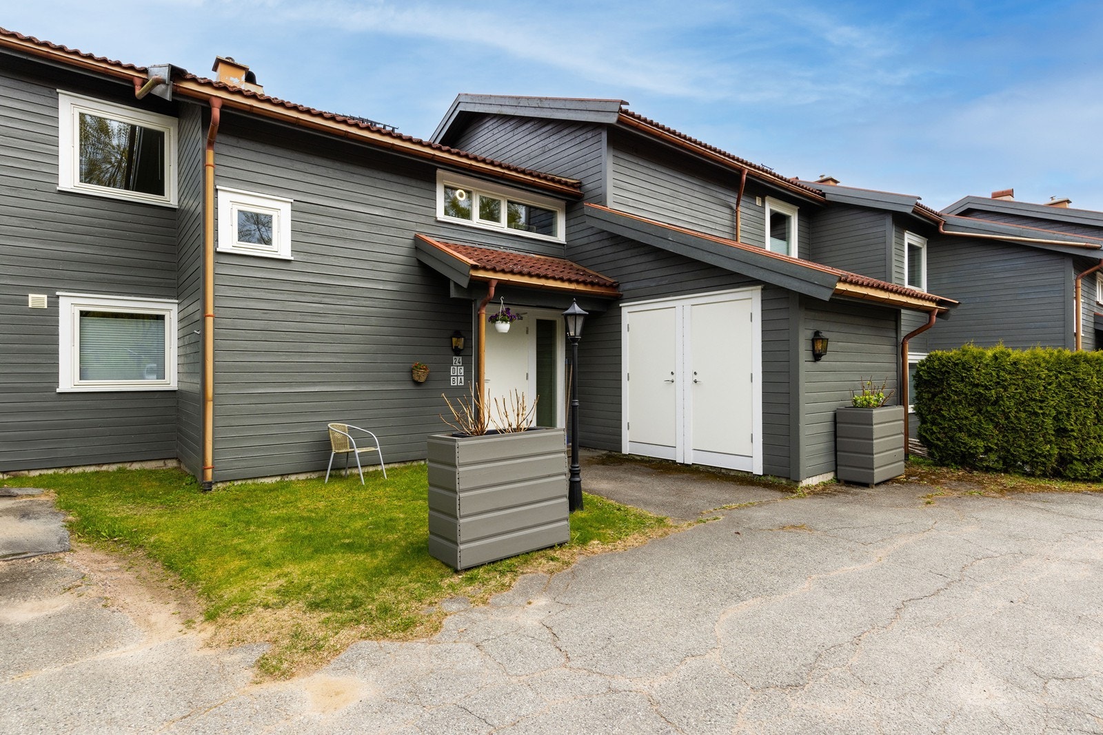Fasaden har liggende bordkledning som ble malt i regi av borettslaget i 2022. Galleribilde