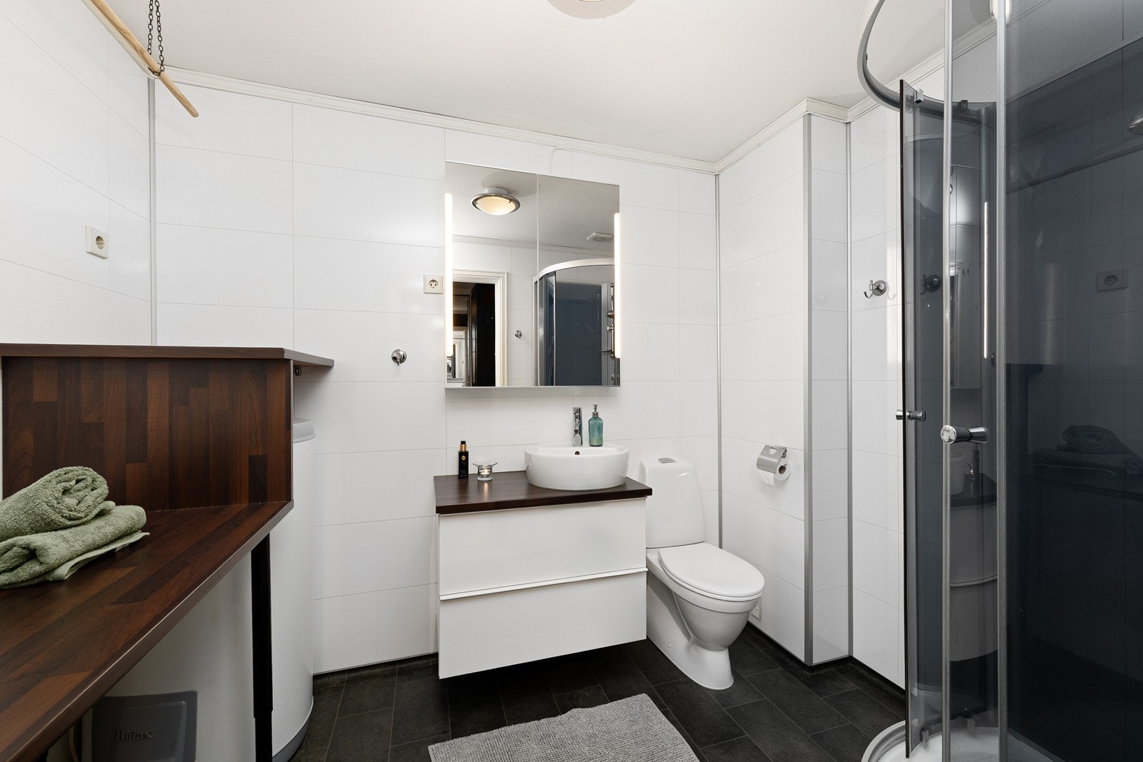 Badet har våtromspanel på veggene og vinylbelegg på gulvet. Galleribilde