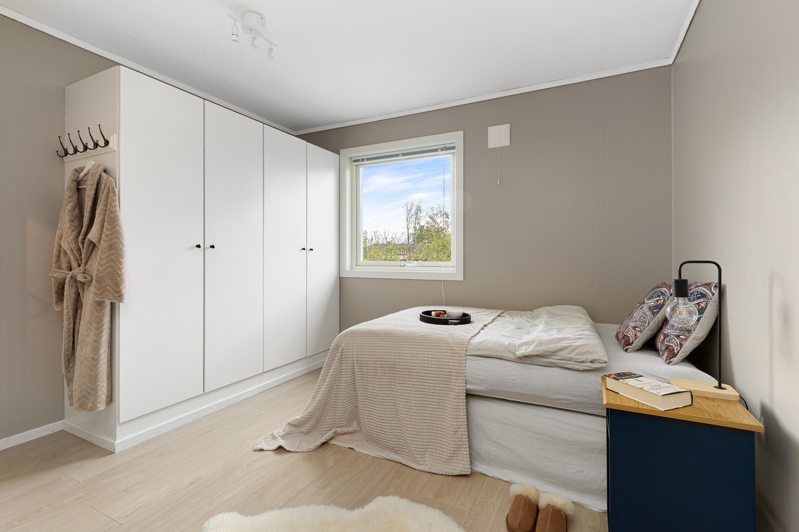 Soverommet har god plass til oppbevaring i garderobeskap. Galleribilde