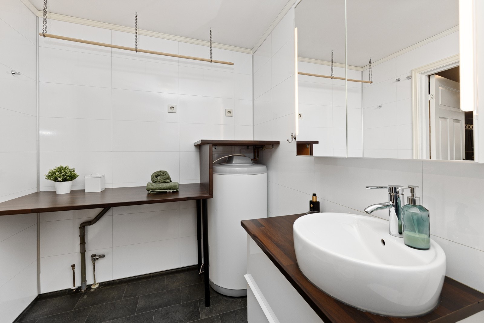Det er opplegg for vaskemaskin på badet. Galleribilde