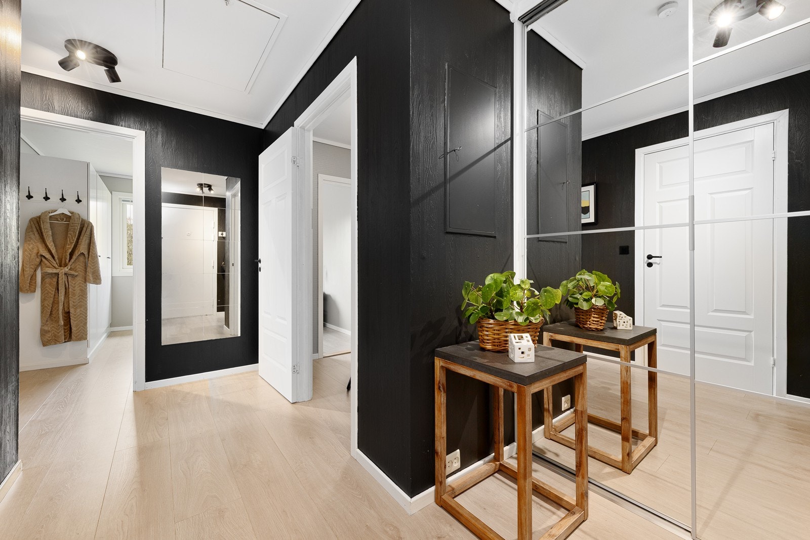 Praktisk skyvedørsgarderobe med speil for oppbevaring av yttertøy sørger for et ryddig velkommen inn. Galleribilde