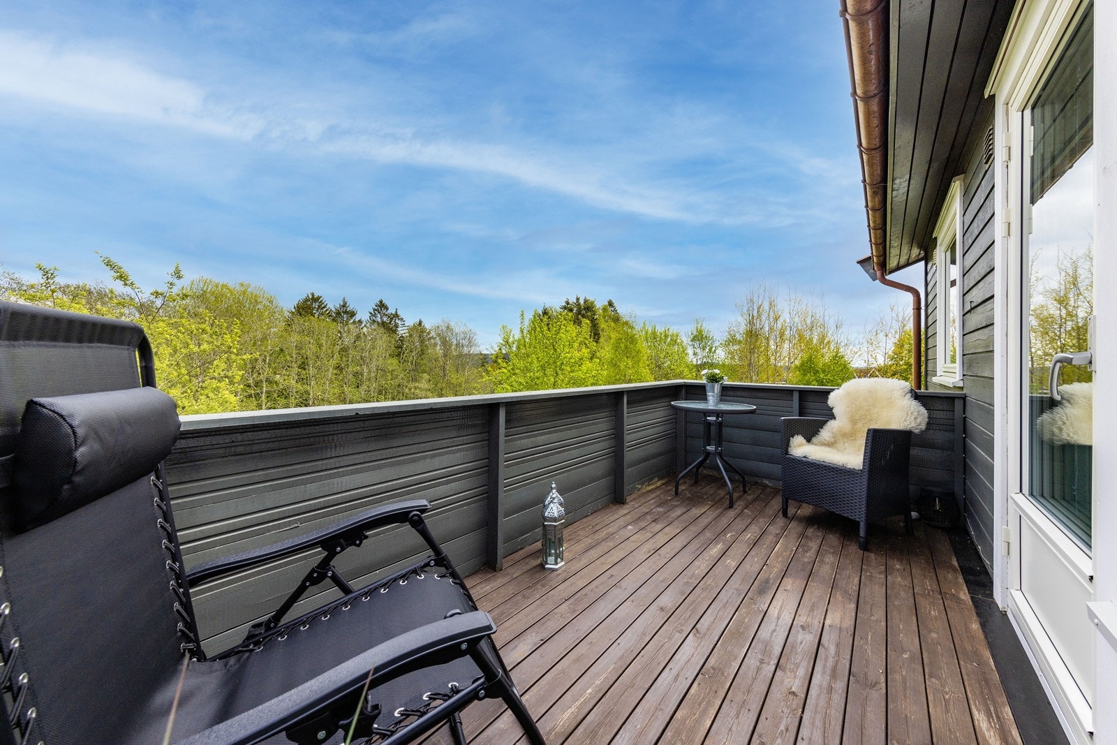 Fra stuen er det direkte utgang til en balkong på 7 m² med plass til sittegruppe. Galleribilde