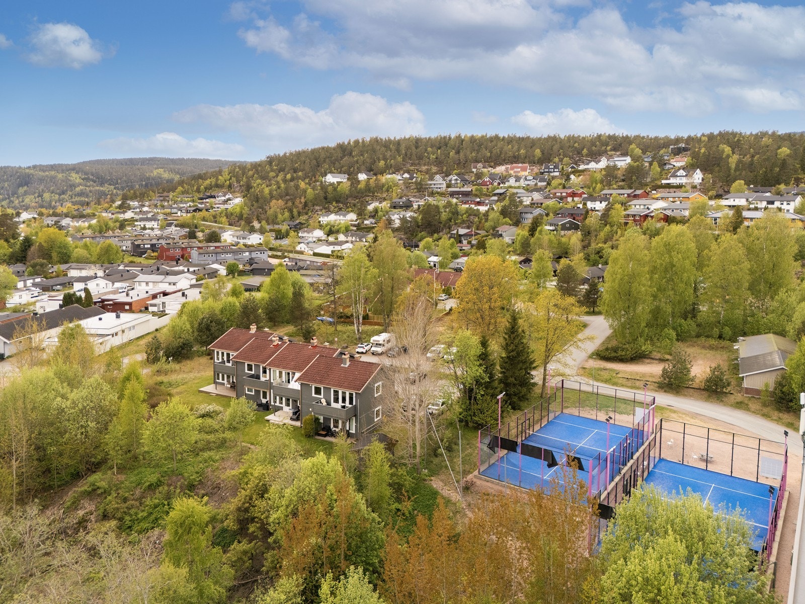 Beliggenhet i et stille og rolig nabolag med kort vei til både skog, mark og sjøen. Galleribilde