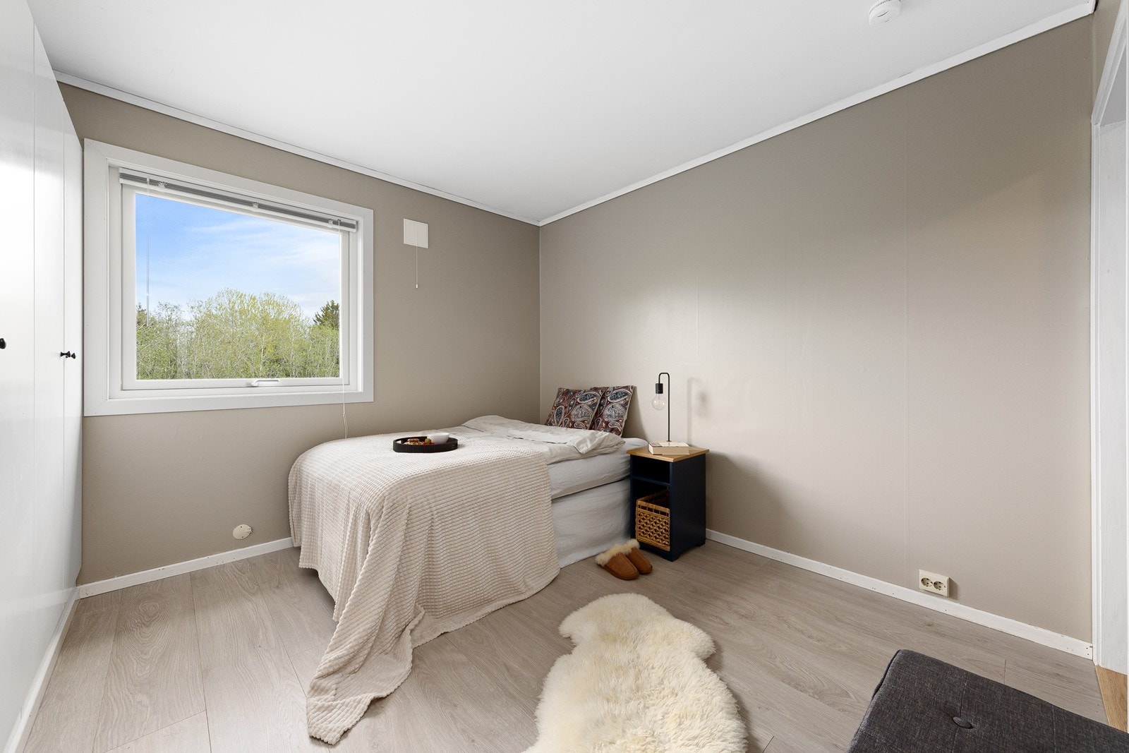 Soverom med plass til seng og garderobeløsning. Veggene har malte MDF-plater. Galleribilde