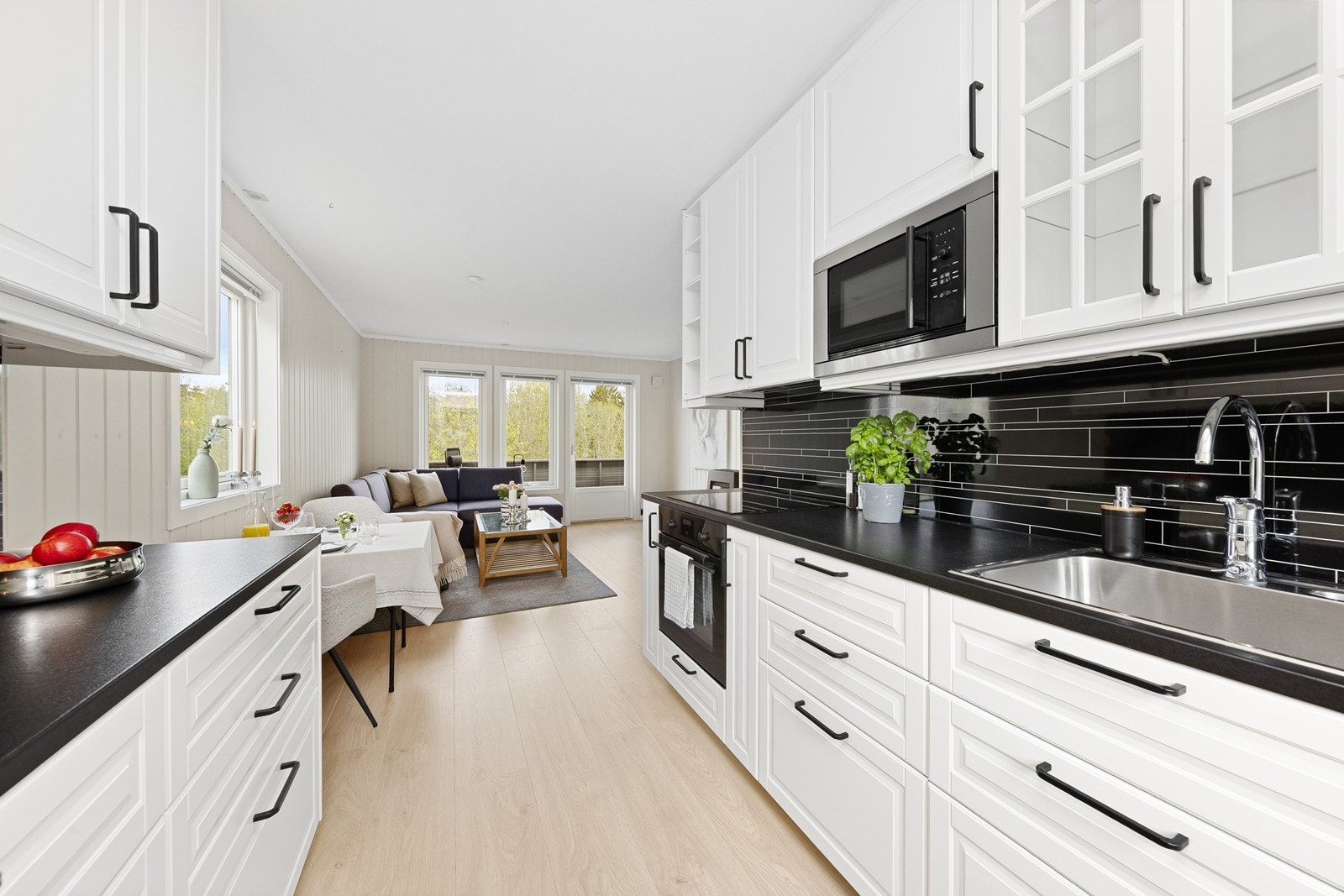 Kjøkkenet er utstyrt med platetopp, stekeovn, micro, oppvaskmaskin og kjøl/fryseskap. Galleribilde