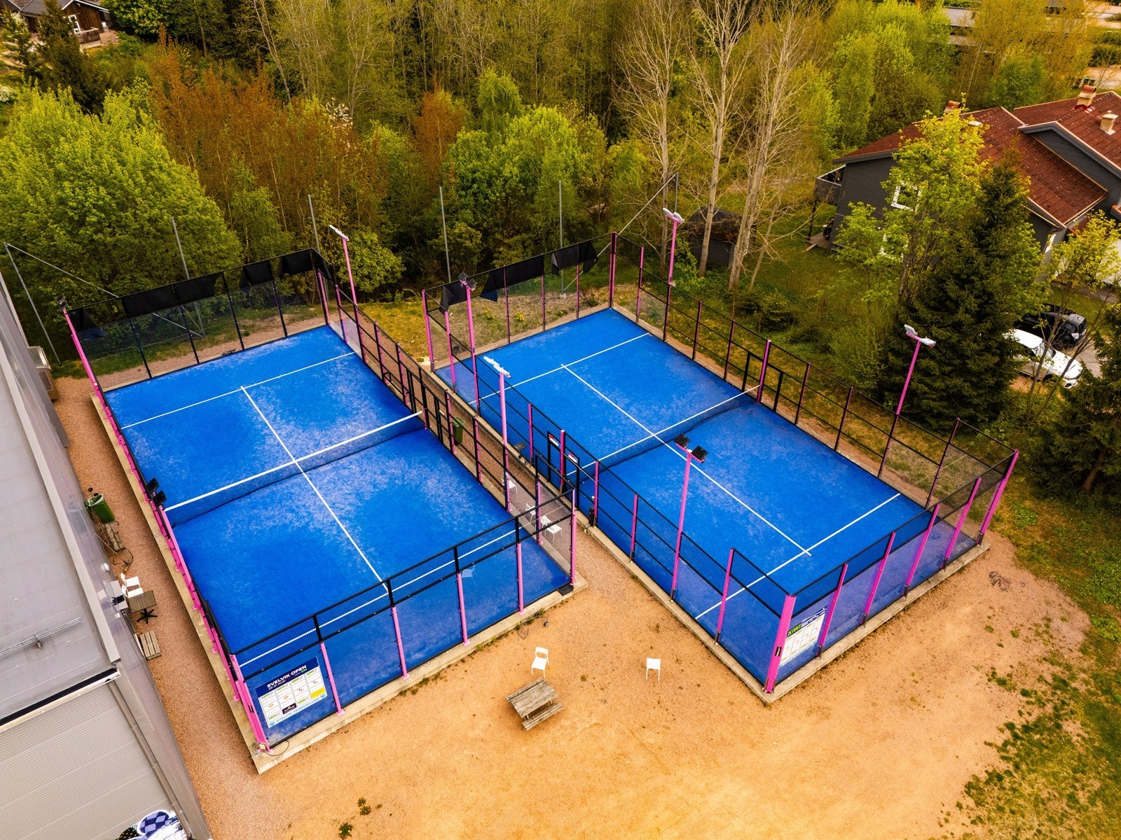 Nærområdet byr på et variert aktivitetstilbud for alle aldre, inkludert padelbaner. Galleribilde