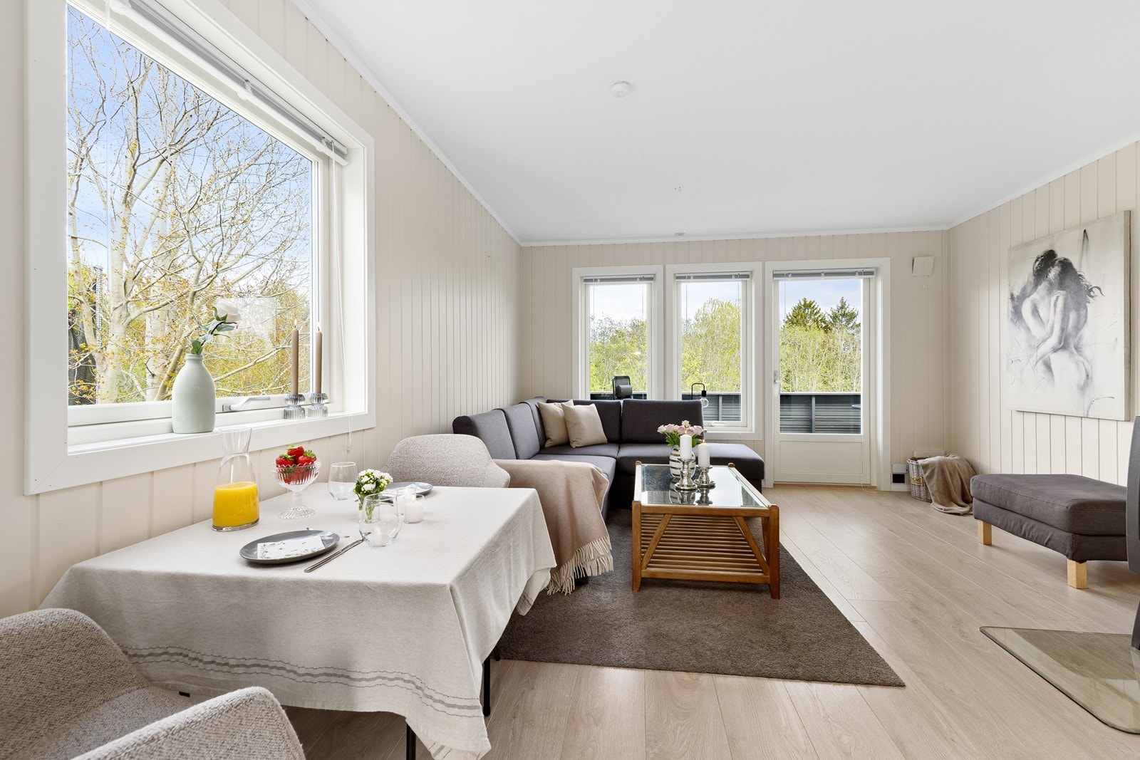 Den åpne løsningen gir en sosial sone med plass til både spisebord og en romslig sofagruppe. Utgang til balkongen fra stuen. Galleribilde