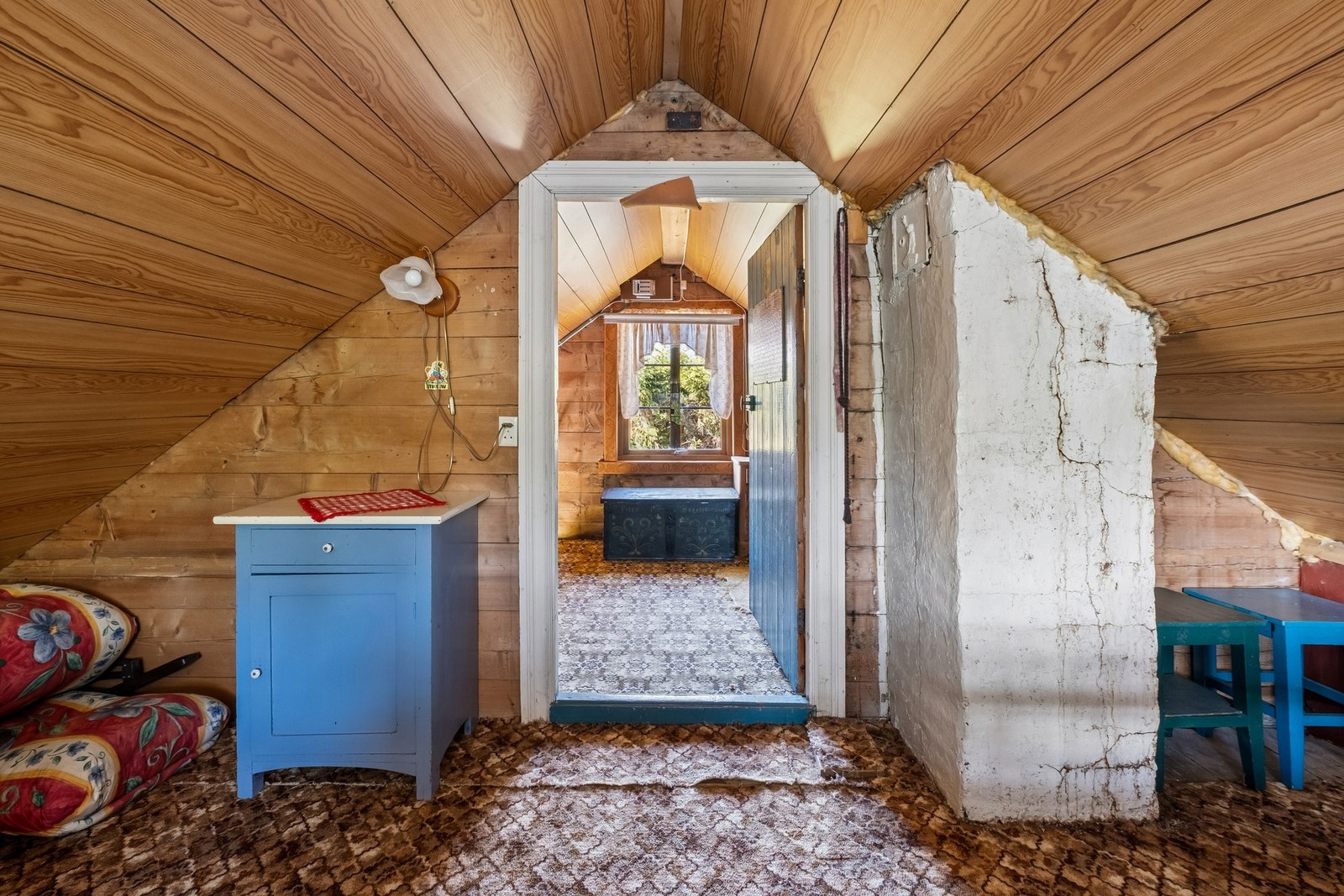 Loft med skråtak og plass til flere sengeplasser tilpasset fritidsbruk. Galleribilde