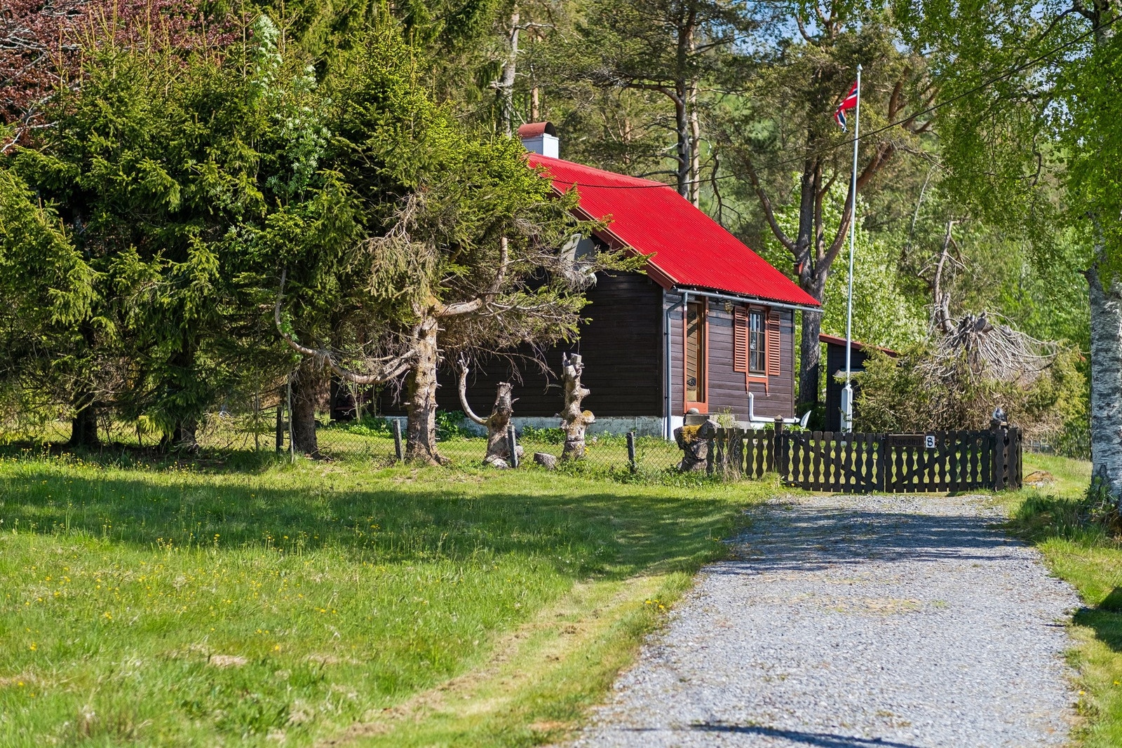 Opparbeidet adkomst og god plass på tomten til parkering og oppbevaring. Galleribilde