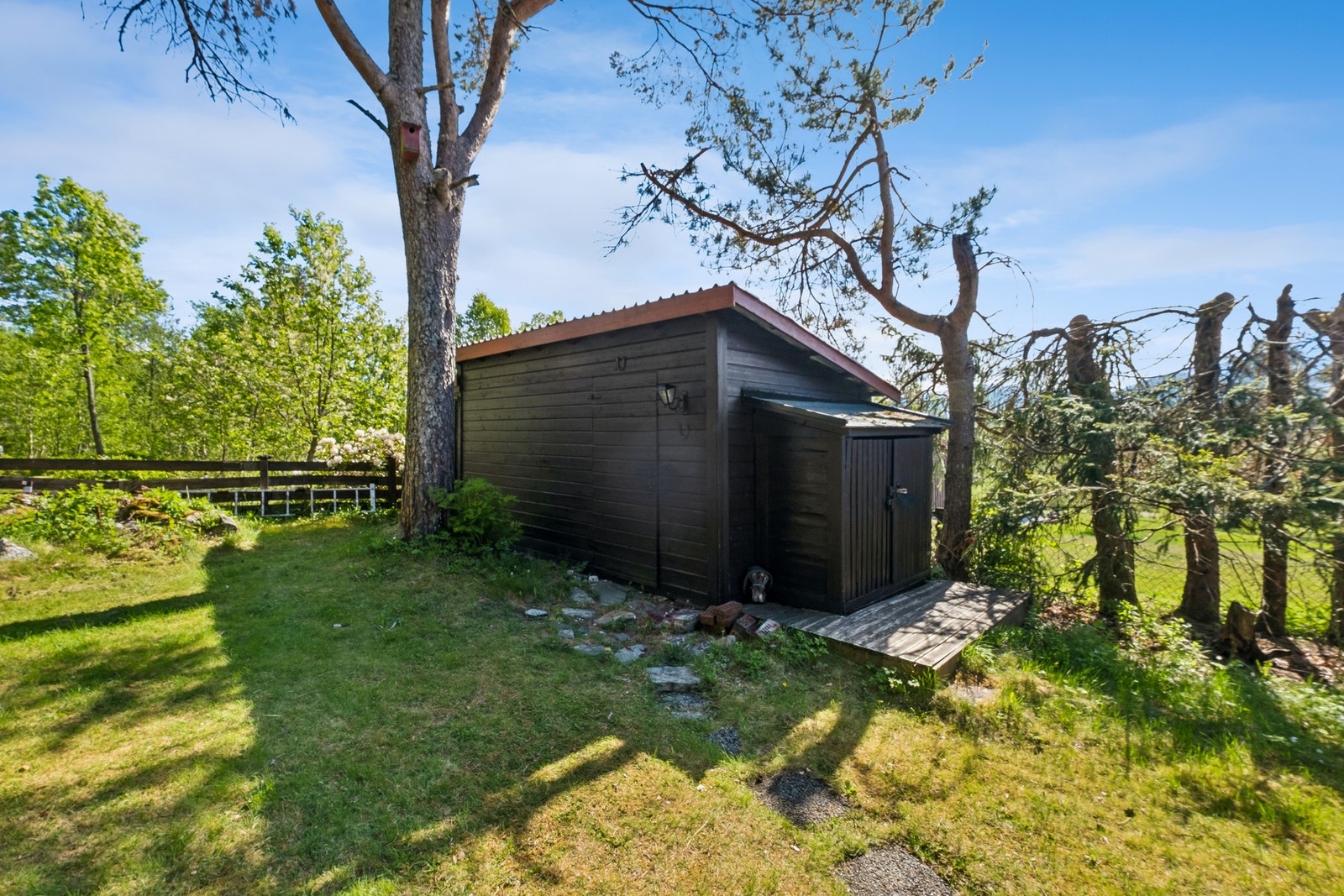Praktisk uthus/bod på ca. 10 m² med plass til lagring av ved, hageutstyr, sykler og annet fritidsutstyr. Galleribilde
