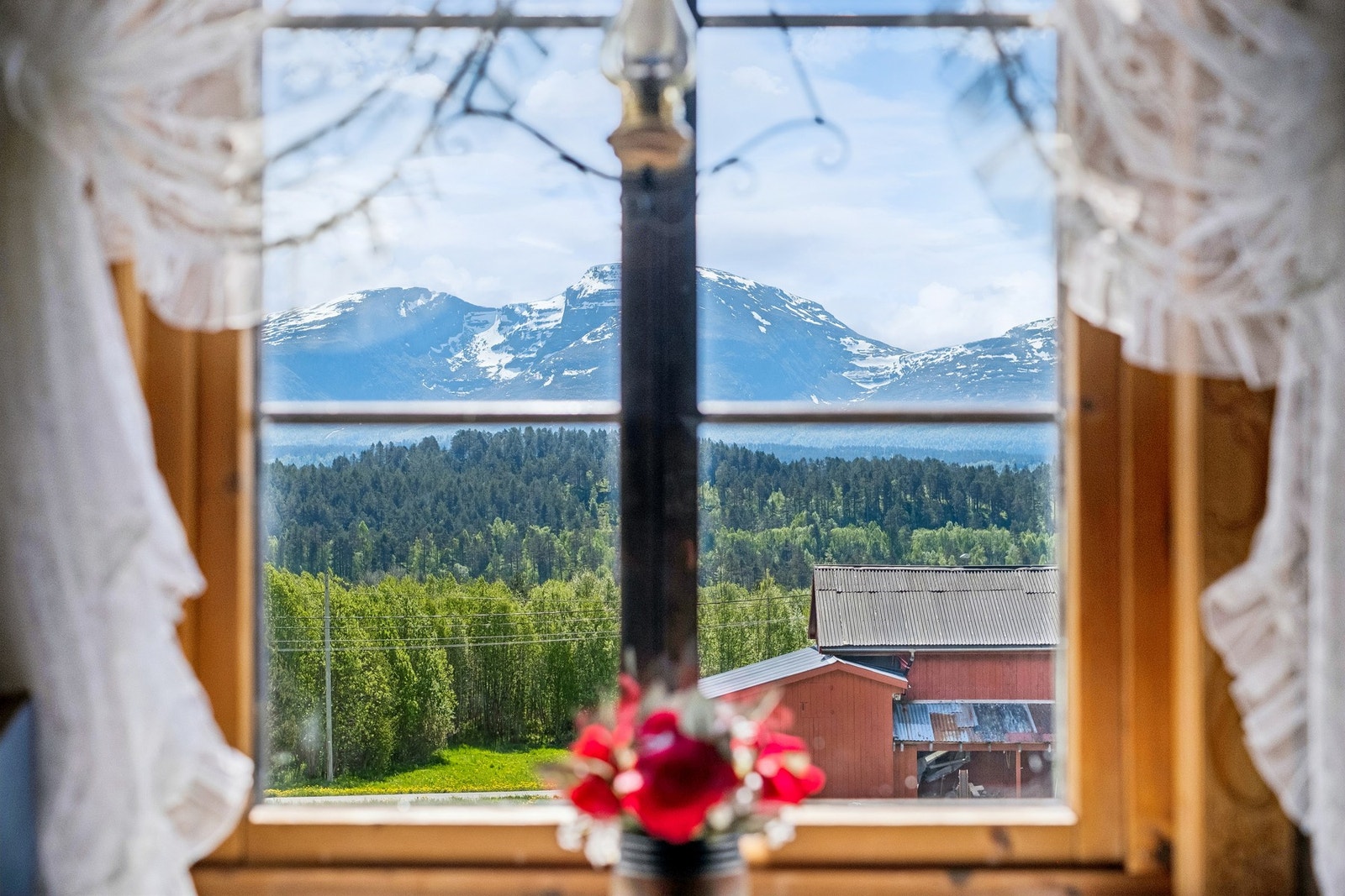 Flere rom har gode vindusflater som slipper inn rikelig med dagslys. Galleribilde
