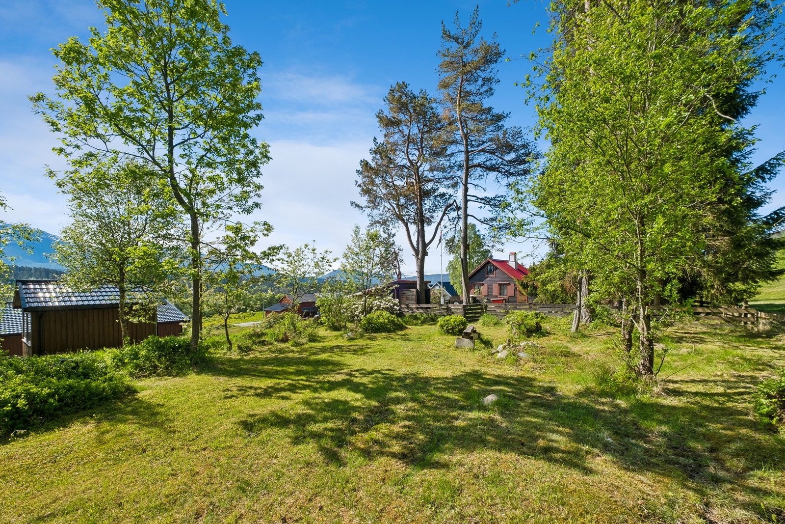 Romslig tomt på 1 381 m² opparbeidet med plenareal, gruslagt innkjørsel og gode muligheter for uteopphold og aktivitet. Galleribilde