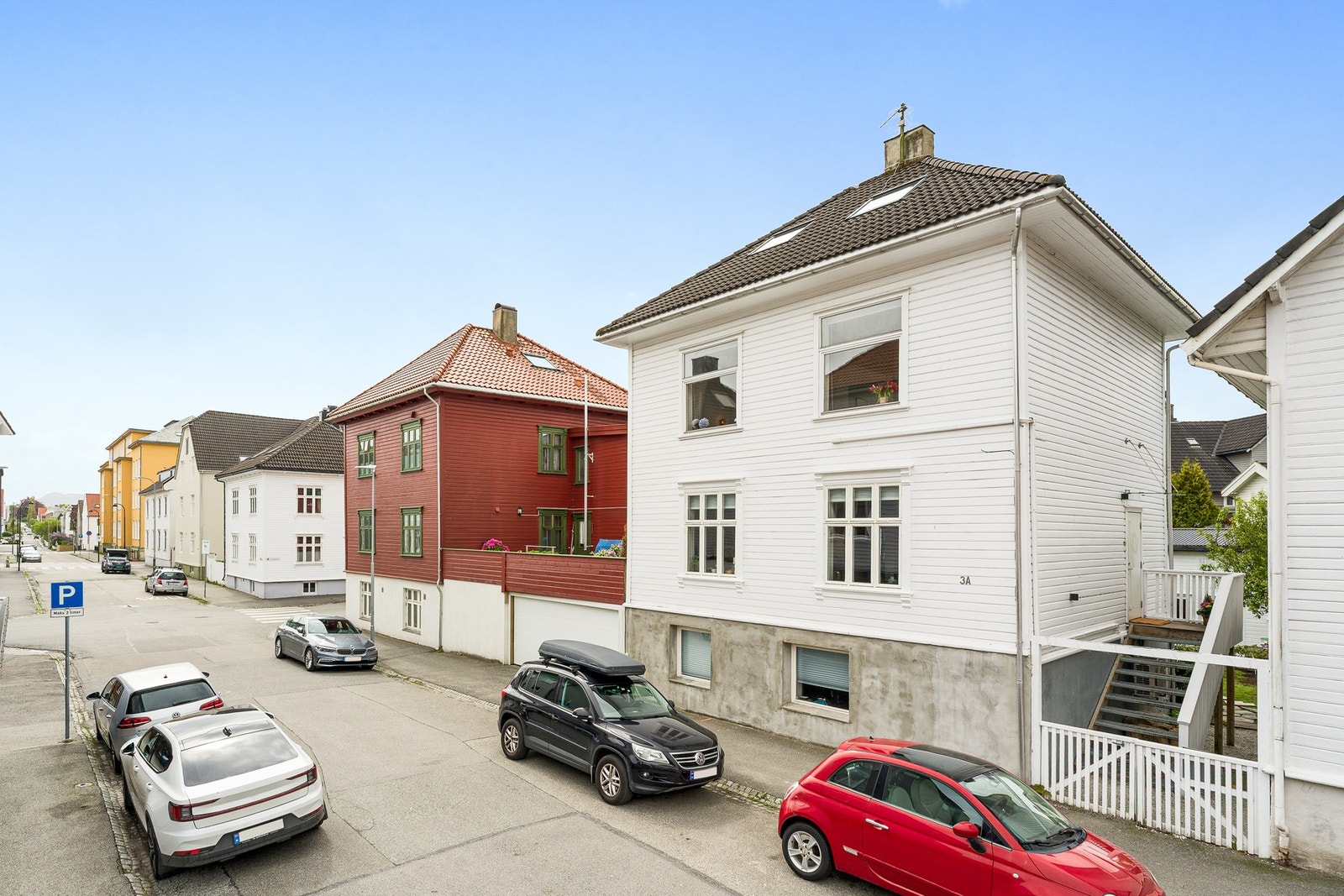 Boligen går over to plan og byr på en fin kombinasjon av tidstypiske detaljer og moderne materialvalg. Galleribilde
