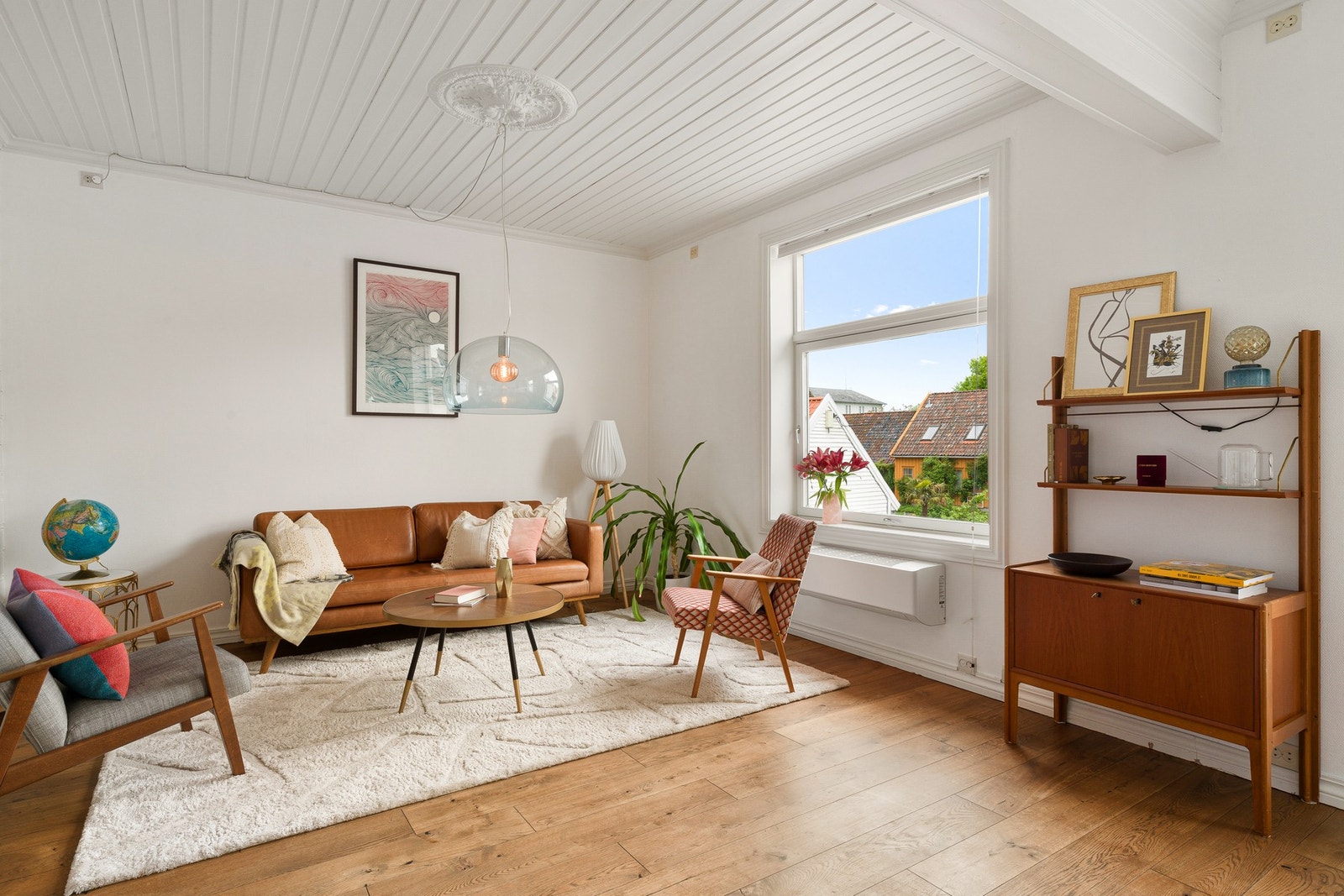 Stuen er lys og innbydende, med store vindusflater kombinert med god takhøyde som gir en herlig romfølelse. Galleribilde