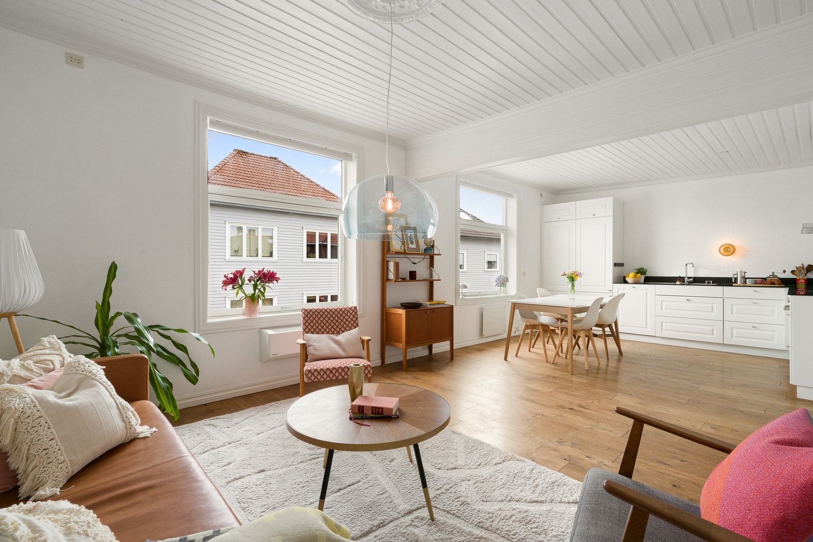 Her er det god plass til både sofagruppe og loungemøbel, samt spiseplass i naturlig tilknytning til kjøkkenet. Galleribilde