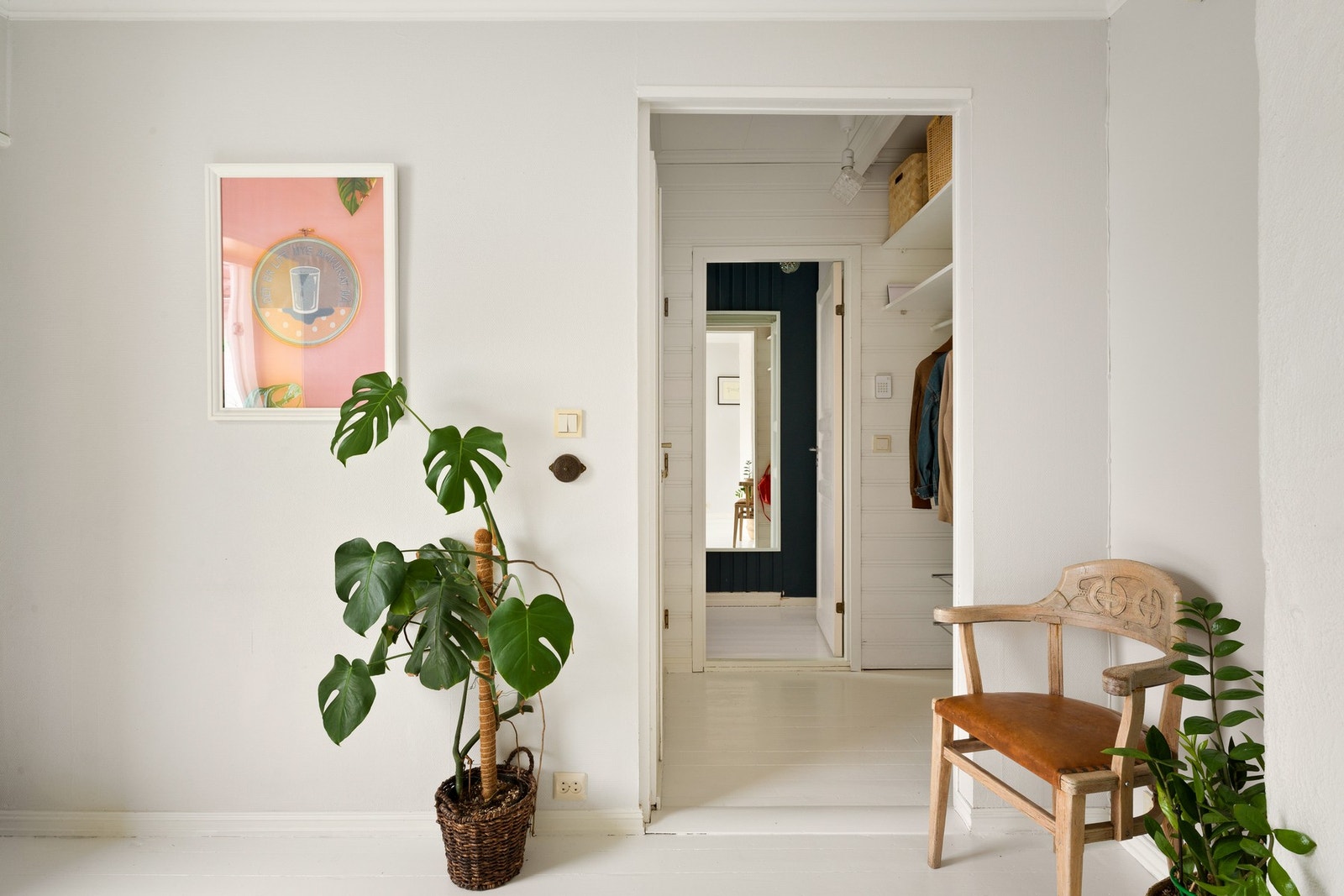 Entrèen har plassbygget garderobenisje og adkomst til loft. Galleribilde