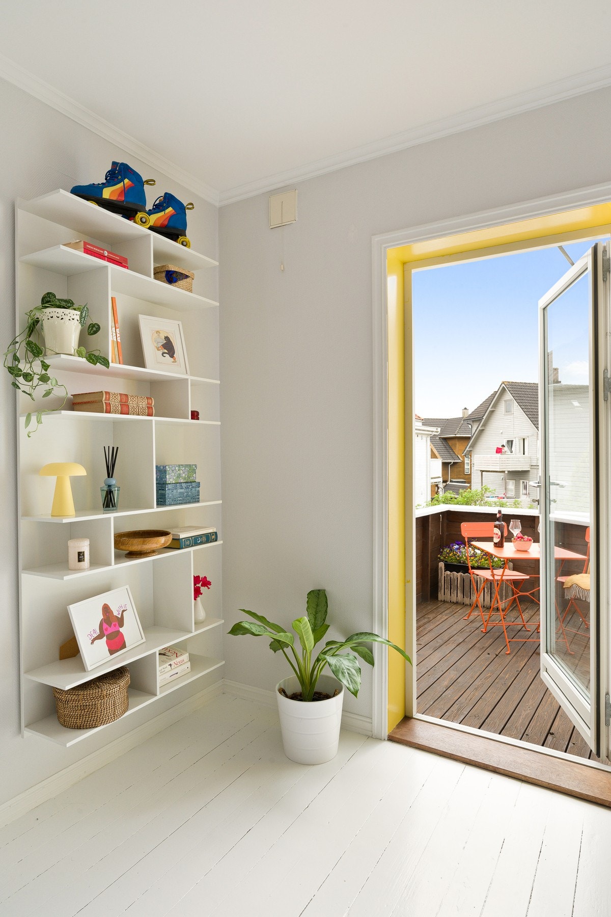 Fra den romslige entrèen har man utgang til en av leilighetens to balkonger. Galleribilde