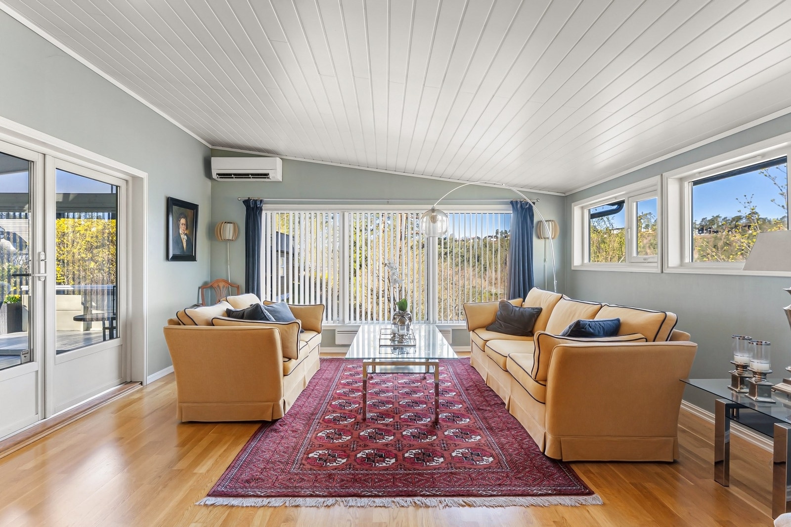 Stuen har god plass til en romslig sofagruppe og utgang til den innglassede terrassen. Galleribilde