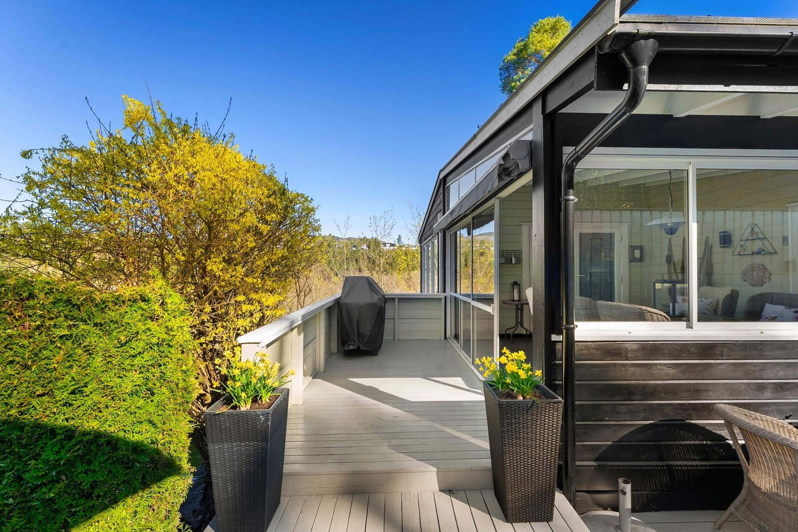 Den åpne terrassen har god plass til utemøbler og grill. Galleribilde