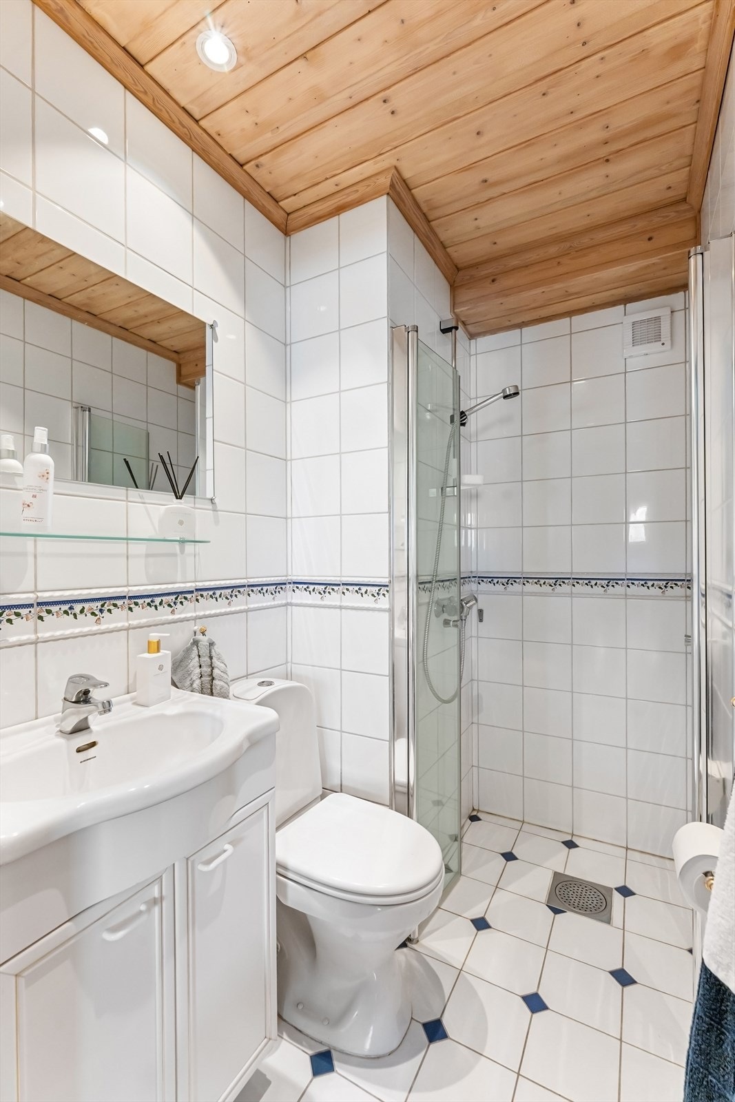 Det andre badet i underetasjen har flislagt gulv med gulvvarme og dusjhjørne. Galleribilde