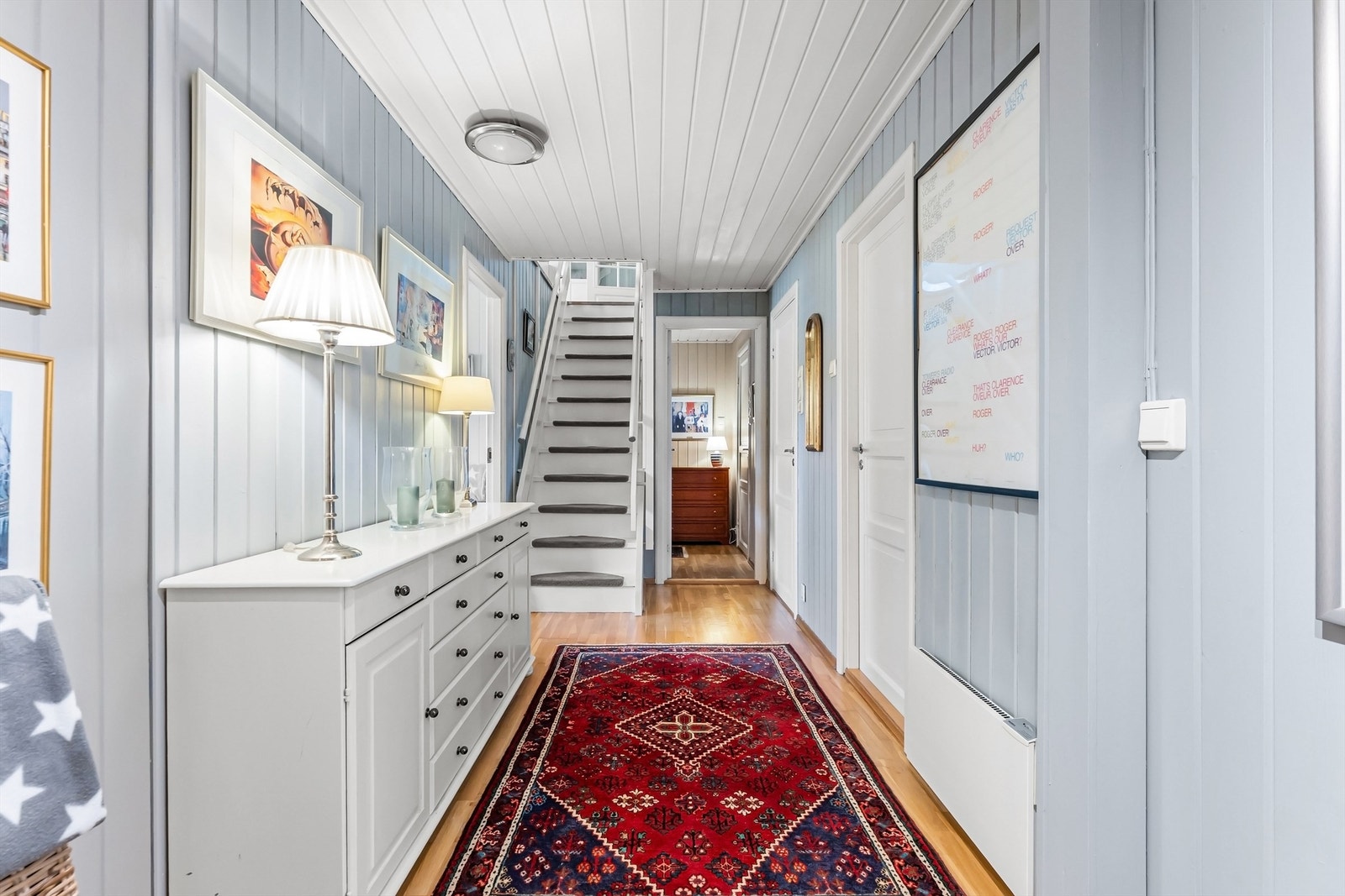 Innvendig trapp med rekkverk i tre forbinder de to etasjene. Galleribilde