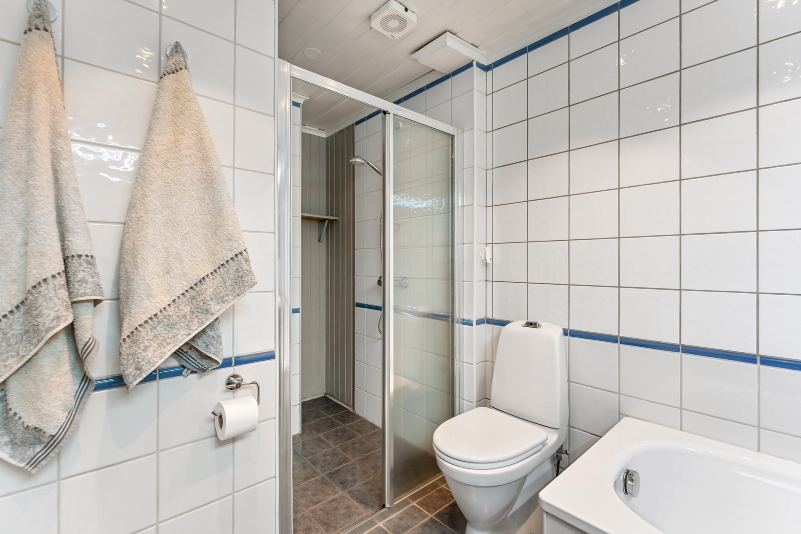 Dusjnisjen har glassvegg og glassdør. Badet har mekanisk avtrekksvifte i himlingen. Galleribilde