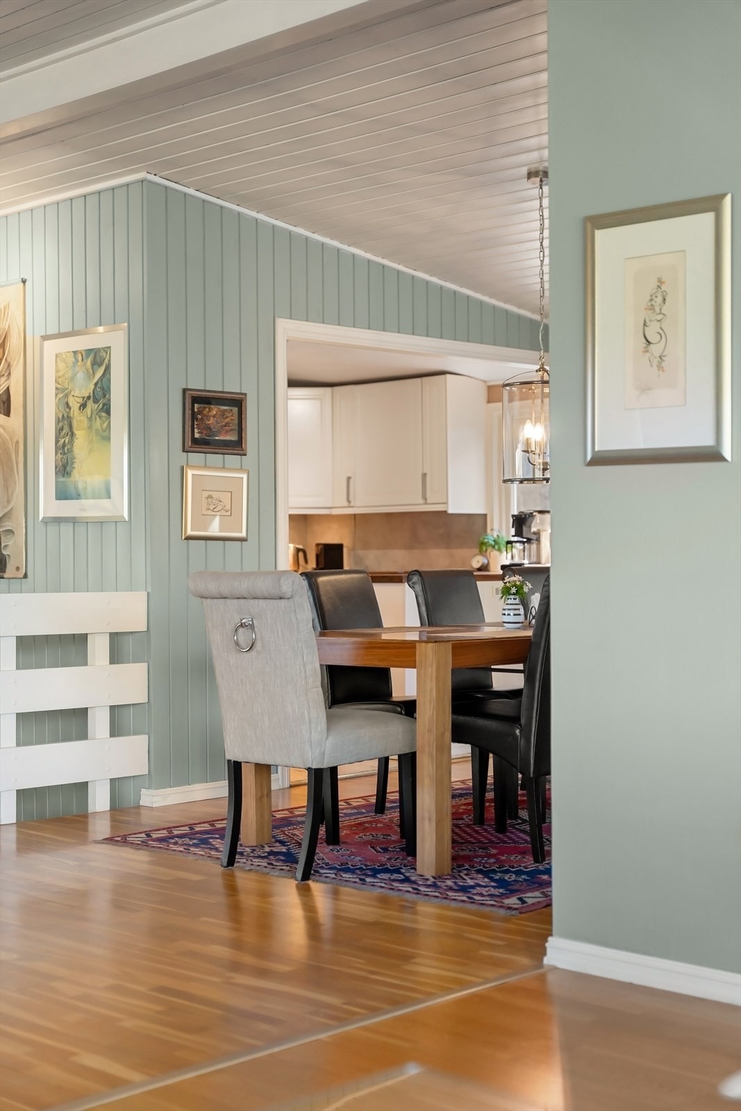 Fra spisestuen er det en åpen og sosial forbindelse til kjøkkenet. Galleribilde