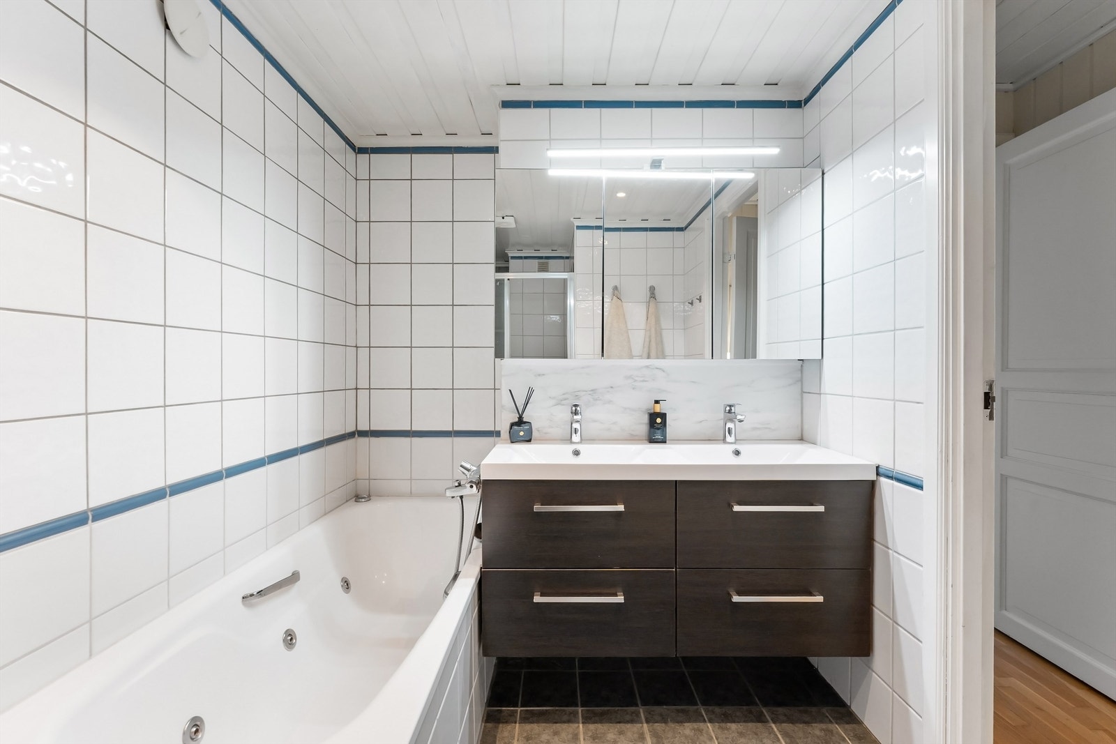 Badet har ny baderomsinnredning fra 2024 med dobbel, ovenpåliggende servant og gulvvarme. Galleribilde