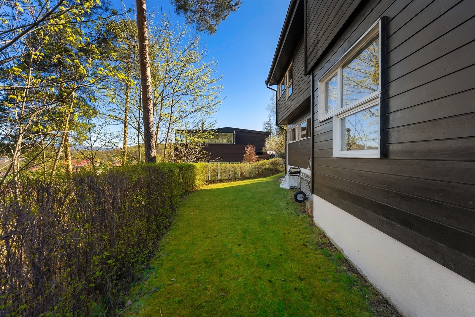 Eiendommen har en skjermet og barnevennlig hage. Galleribilde