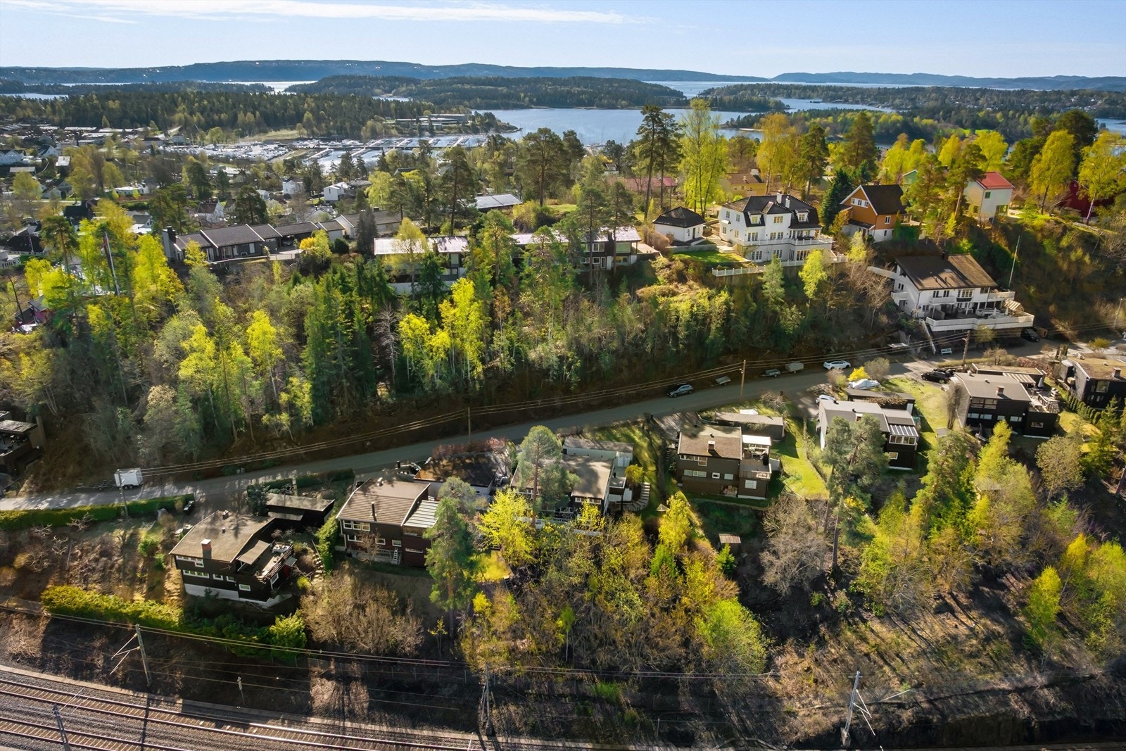 Området er preget av eneboliger og grønne omgivelser. Galleribilde