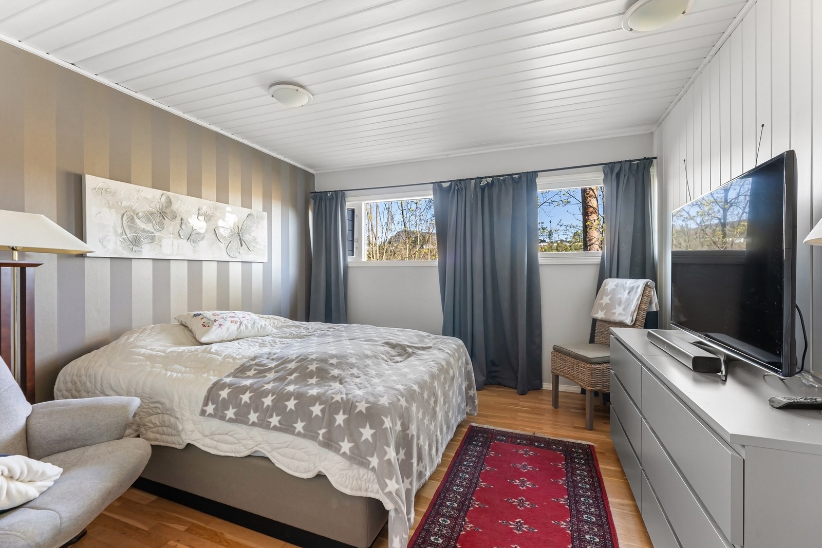 Ett av tre soverom i underetasjen. To av soverommene har skyvedørsgarderobe. Galleribilde