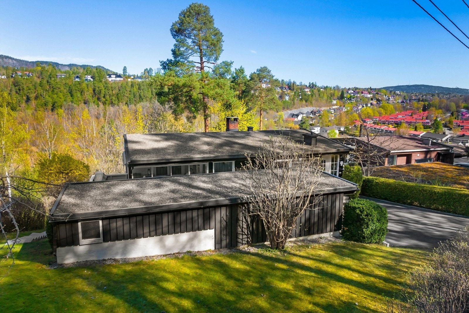 Eneboligen har en liggende trekledning og saltak tekket med asfaltpapp. Galleribilde