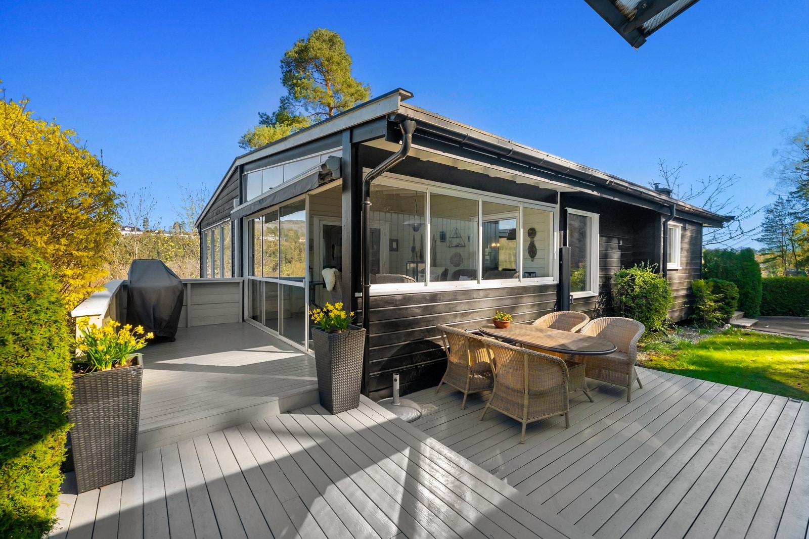 Boligen har store uteområder med en åpen terrasse på 26 m² og en innglasset terrasse på 17 m².
Foto: Zovenfra AS Galleribilde