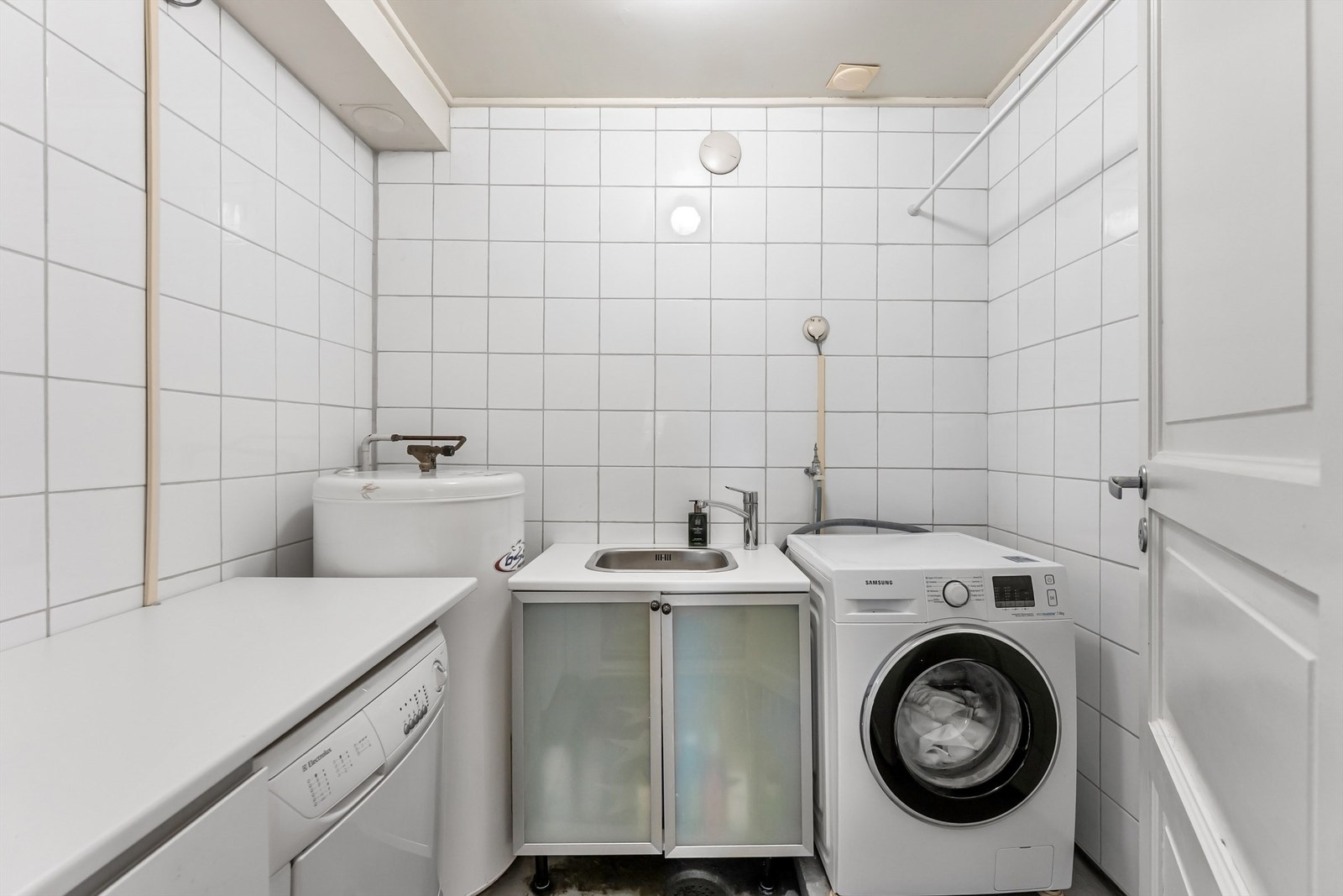 Praktisk, separat vaskerom med utslagsvask og opplegg for vaskemaskin. Her er også varmtvannsberederen plassert. Galleribilde