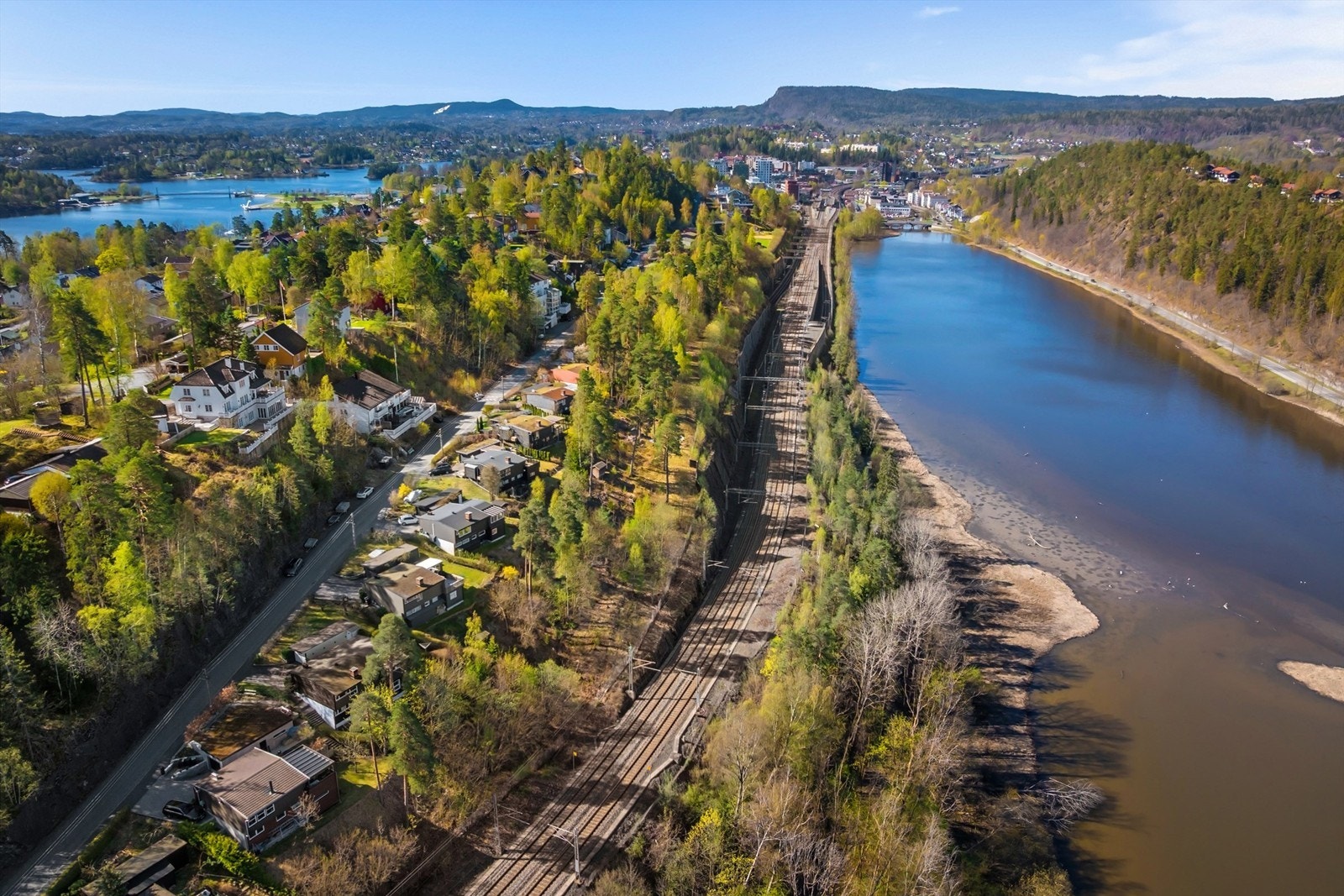 Oversiktsbilde som viser eiendommens plassering i det veletablerte nabolaget. Galleribilde