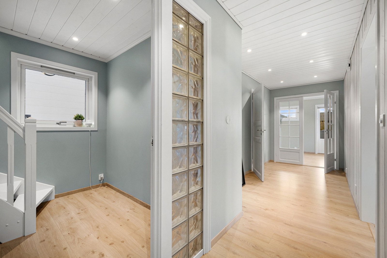 Vi går ned i hovedetasjen. Galleribilde