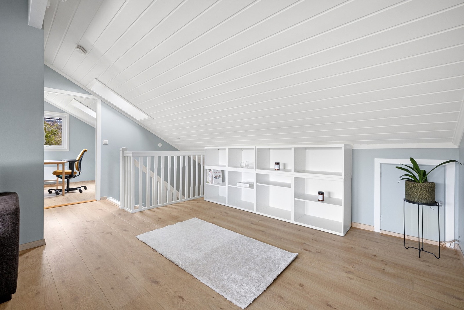 Lagringsplass i kneloft. Galleribilde